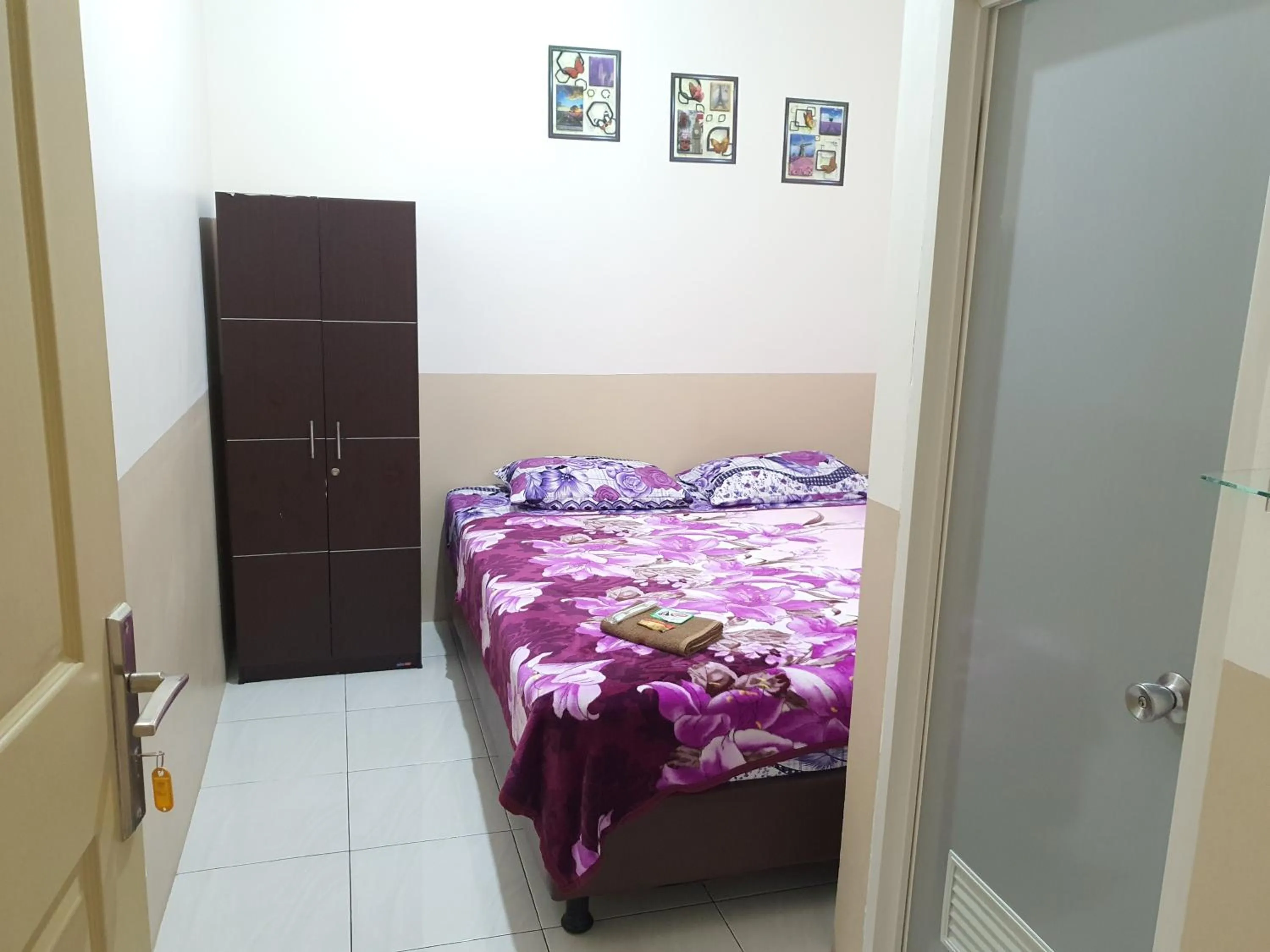 Bedroom, Bed in Delta Inn Bogor Syariah for Indonesian Only