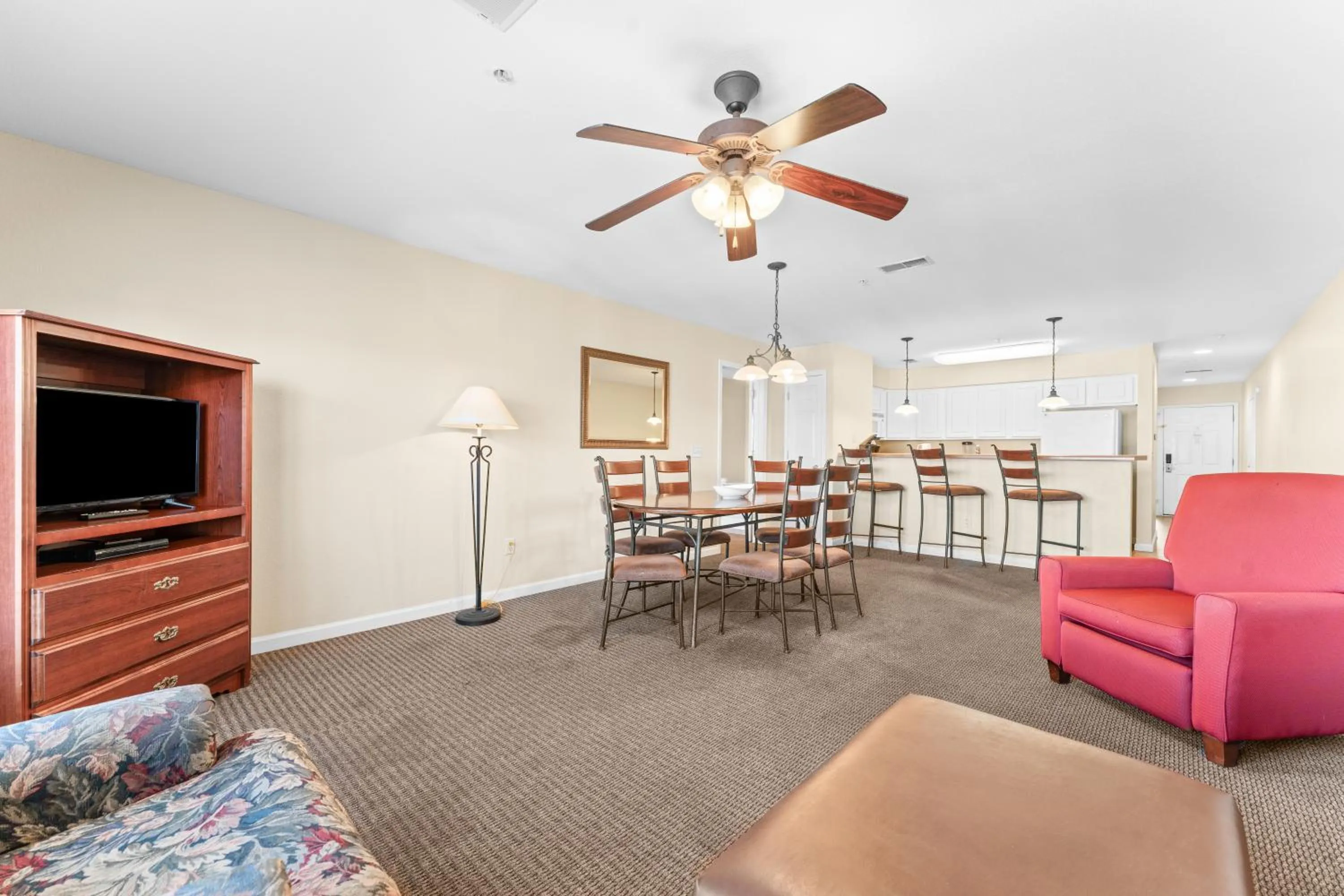 TV and multimedia in Grand Crowne Resort