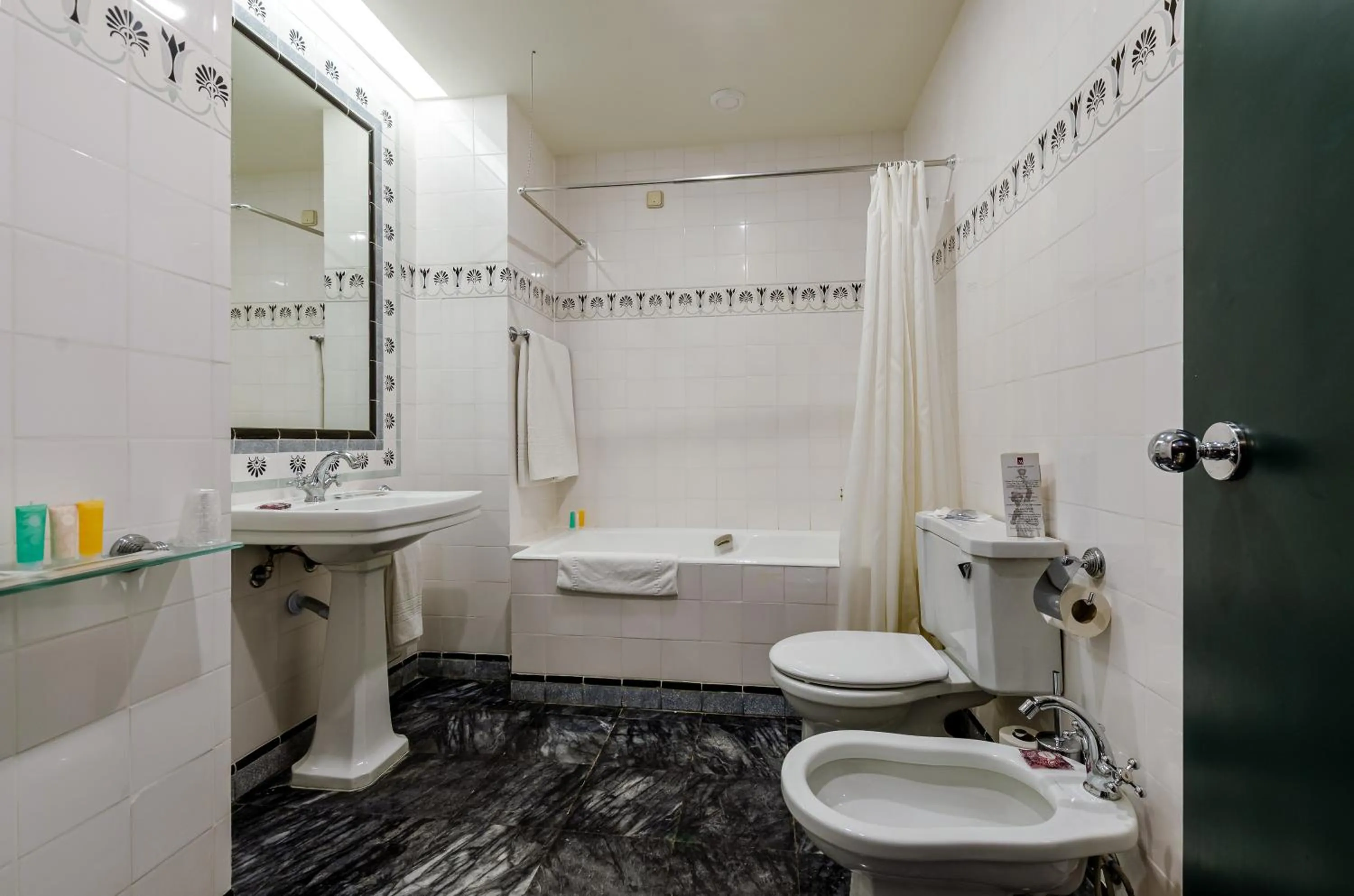 Toilet in Hotel Metropole