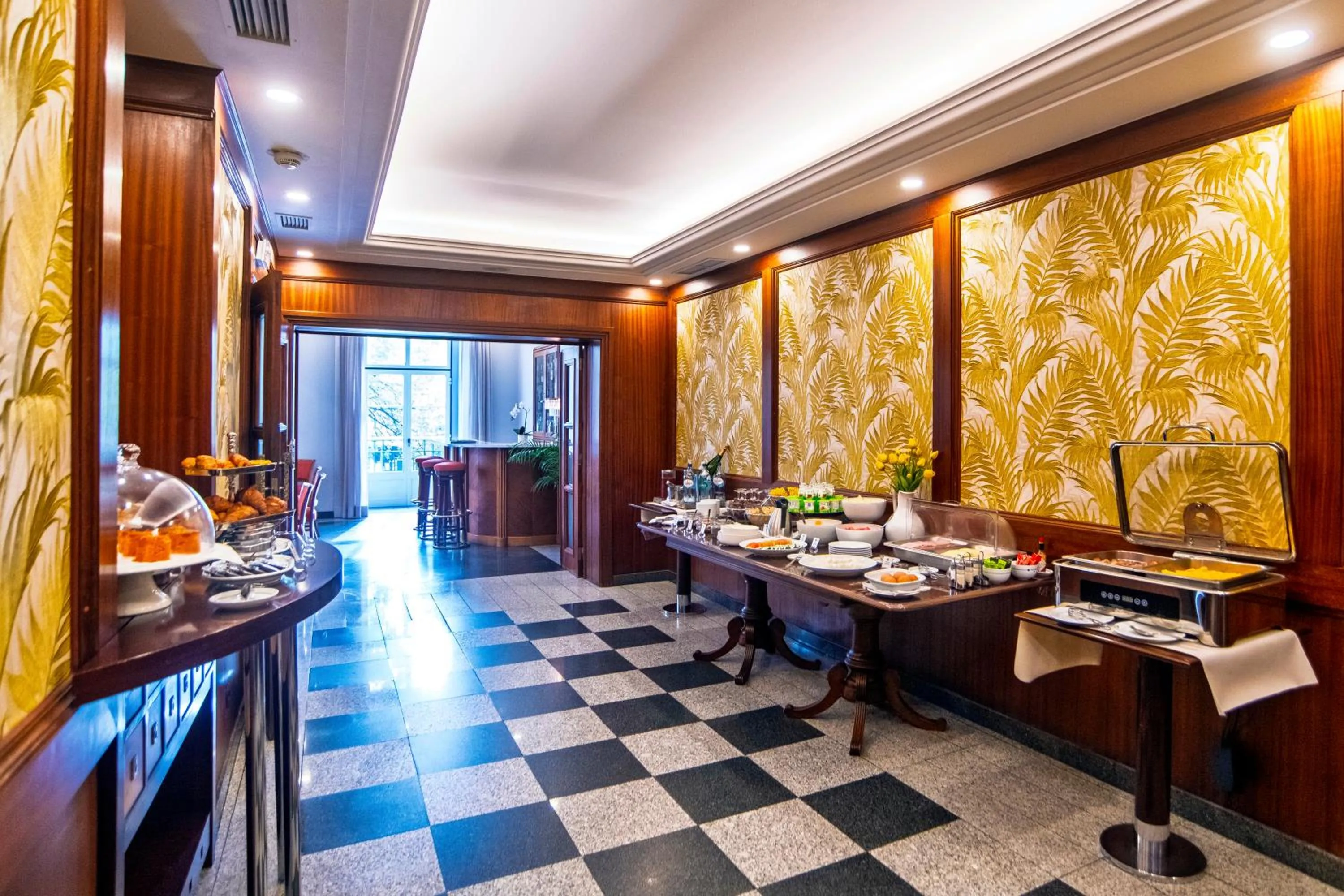 Buffet breakfast in Hotel Metropole