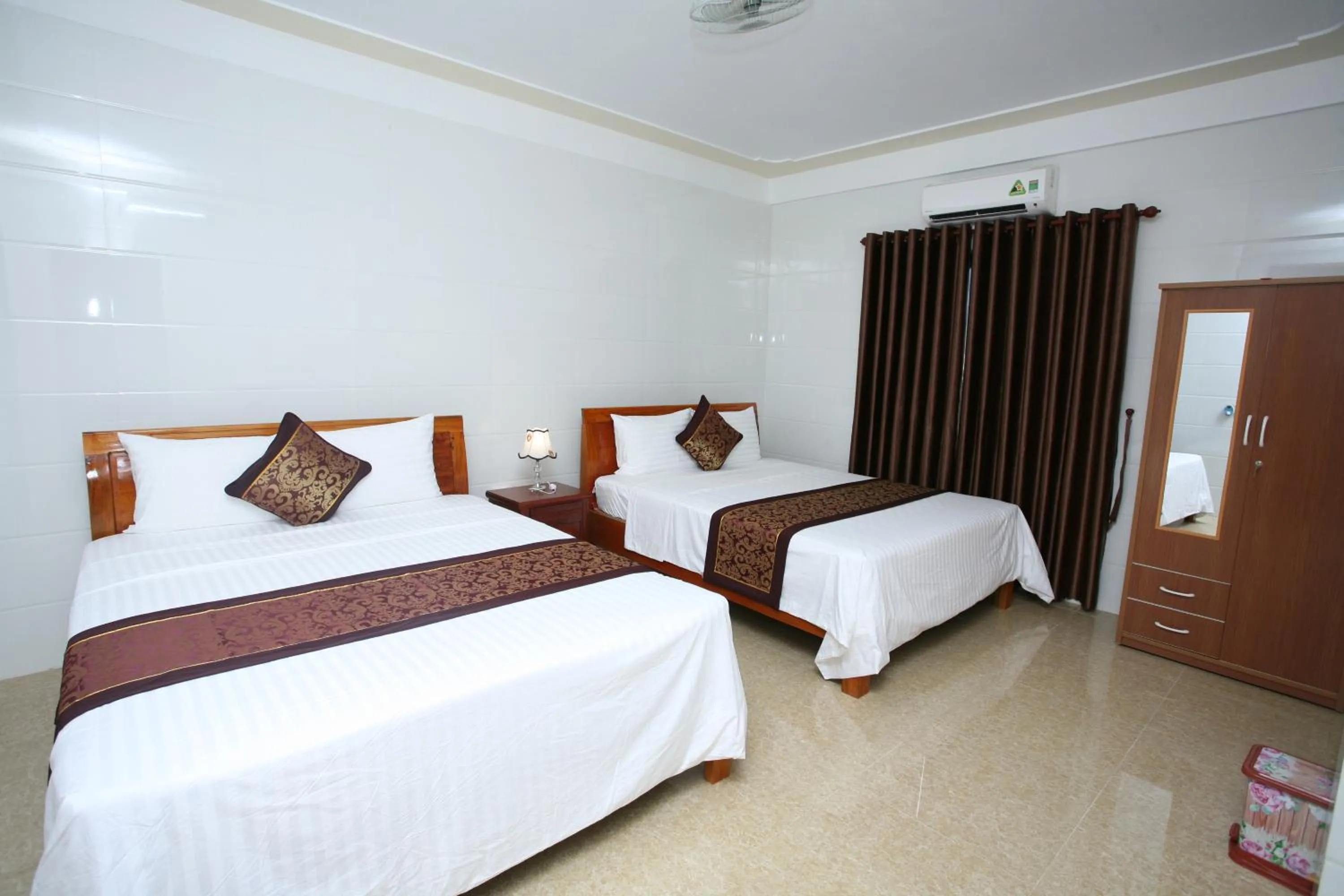 Photo of the whole room, Bed in Sky Hotel