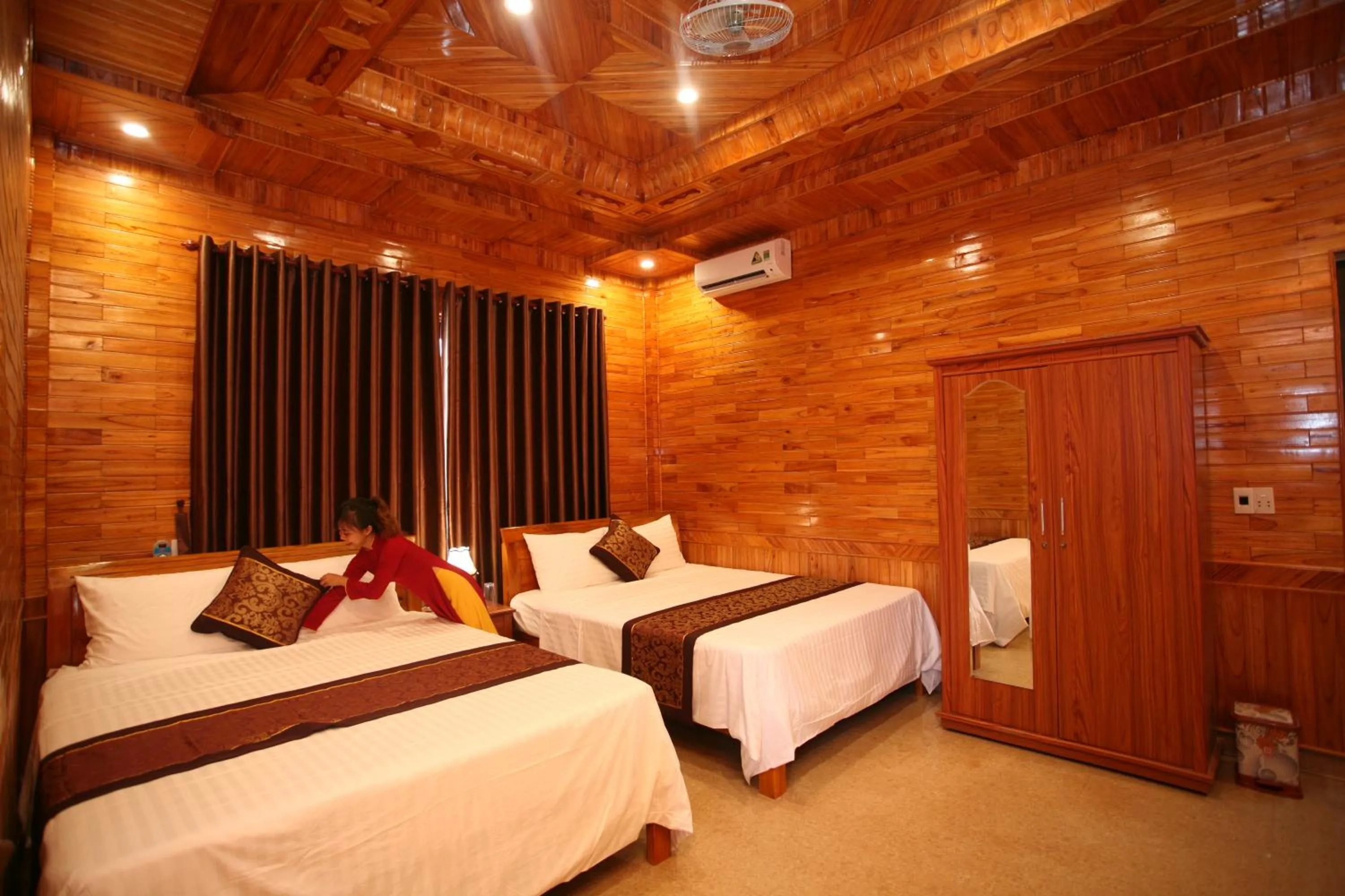 Photo of the whole room, Bed in Sky Hotel