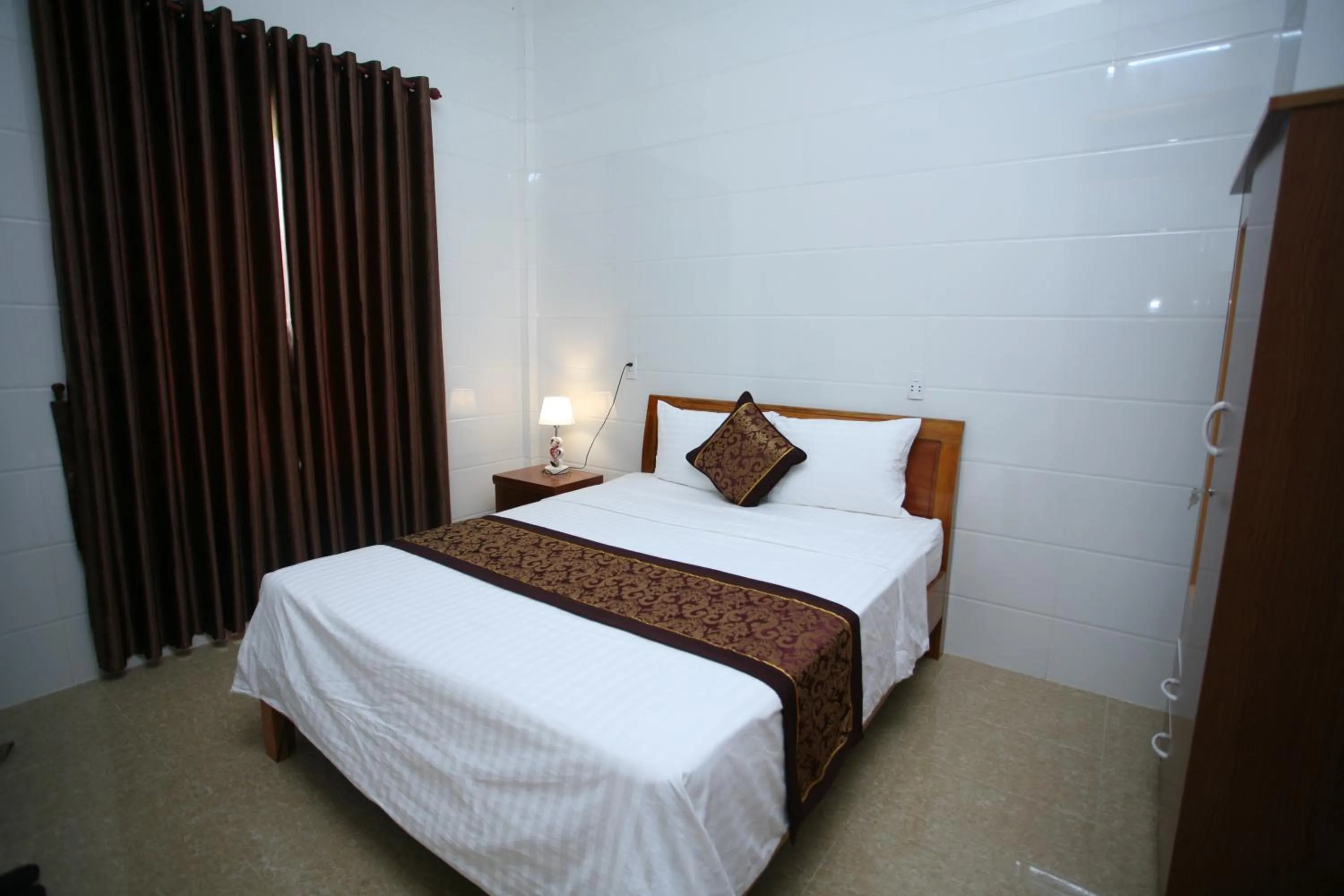 Photo of the whole room, Bed in Sky Hotel