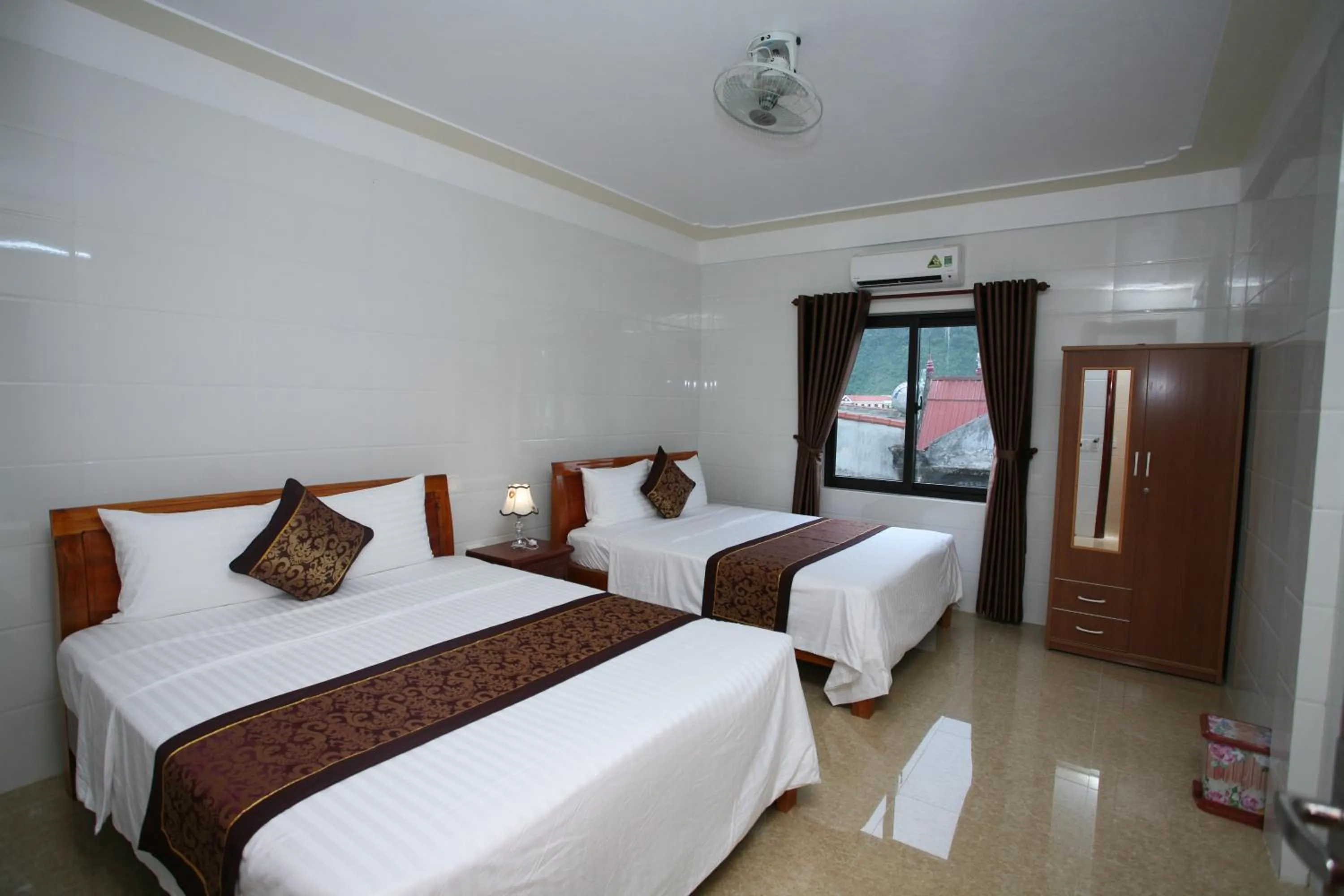 Photo of the whole room, Bed in Sky Hotel