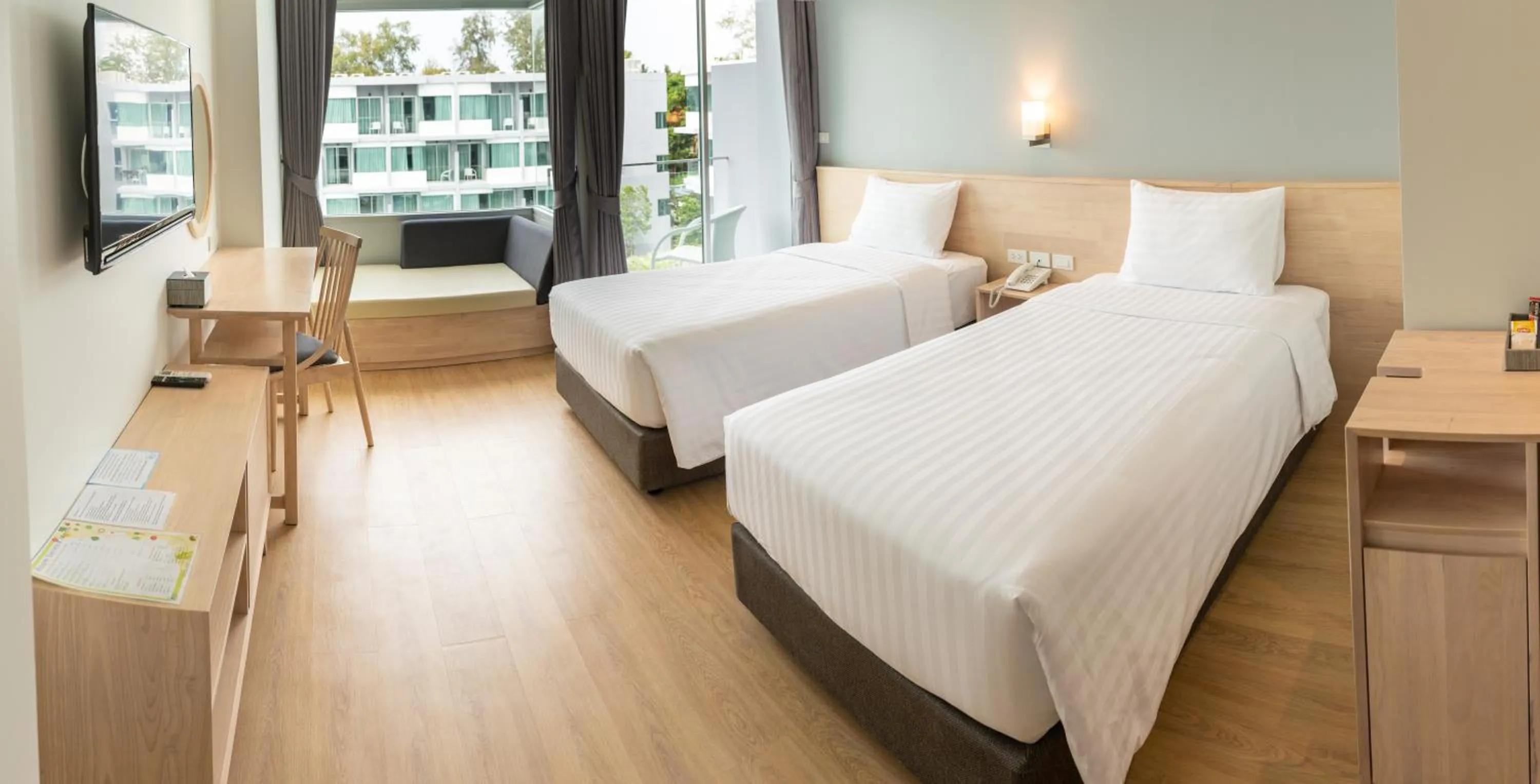 Photo of the whole room, Bed in Bay Window at Sea