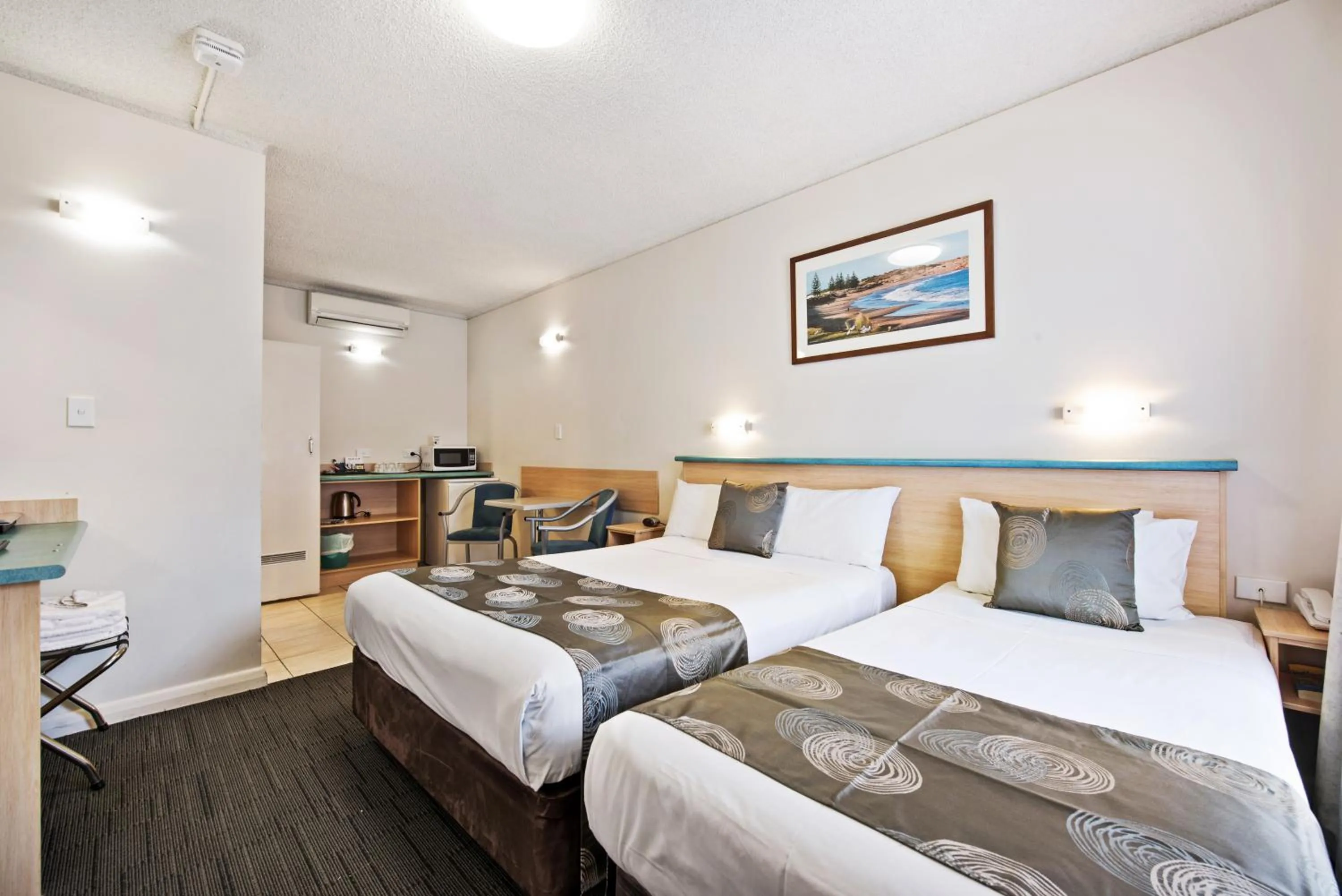 Bed in Welcome Inn 277