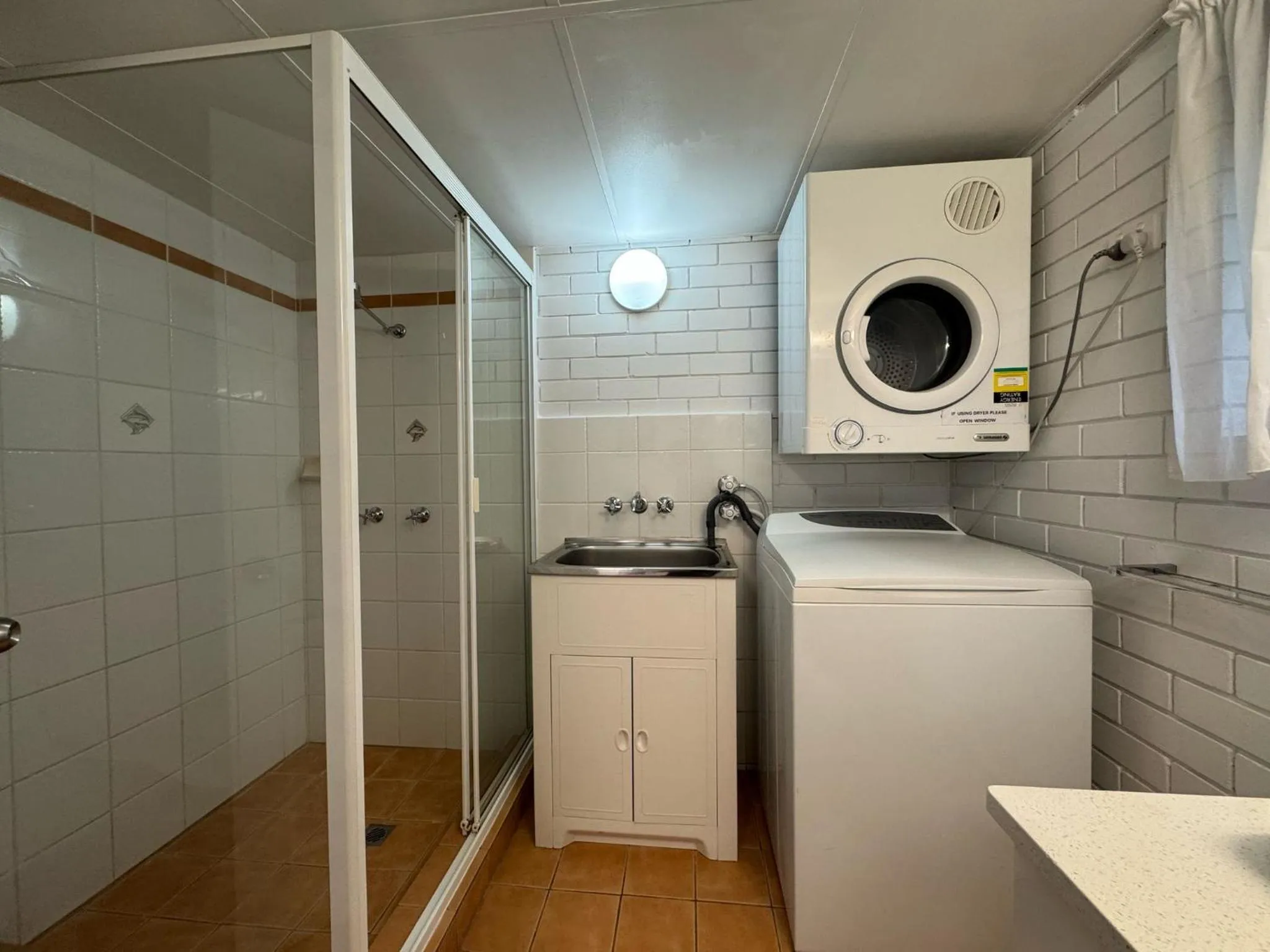 washing machine in Trickett Gardens Holiday Inn