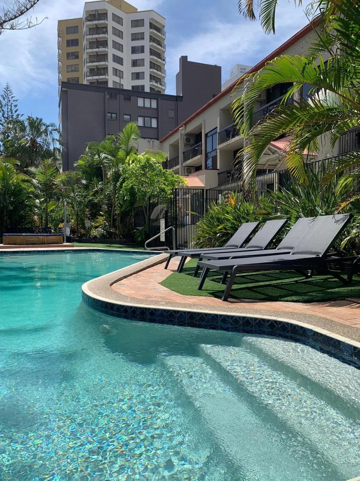 Swimming pool in Trickett Gardens Holiday Inn
