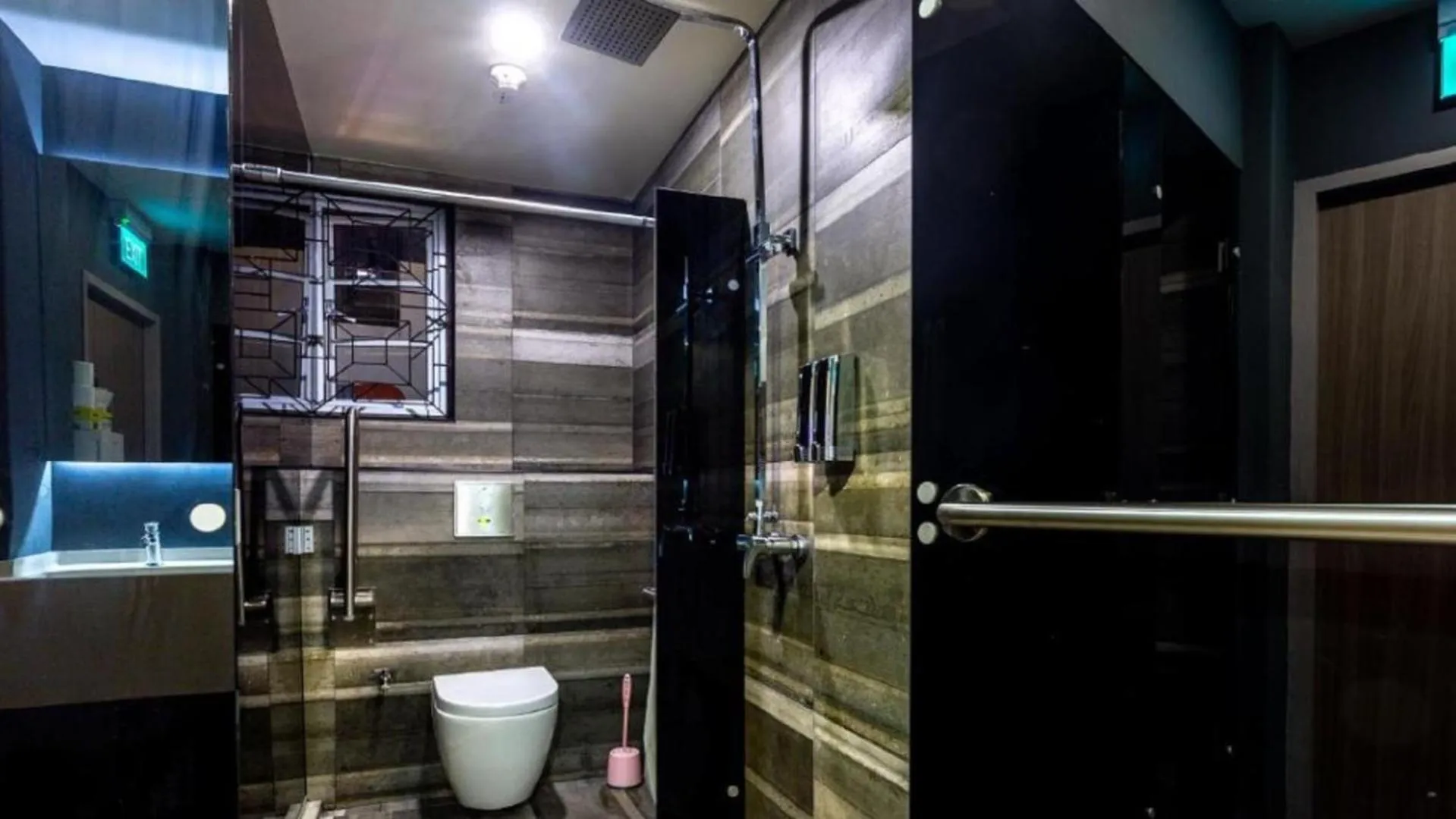 Shower in MET A Space Pod at Arab Street