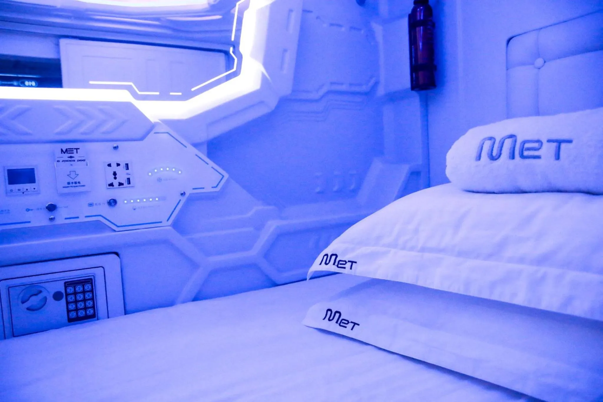 Logo/Certificate/Sign, Bed in MET A Space Pod at Arab Street