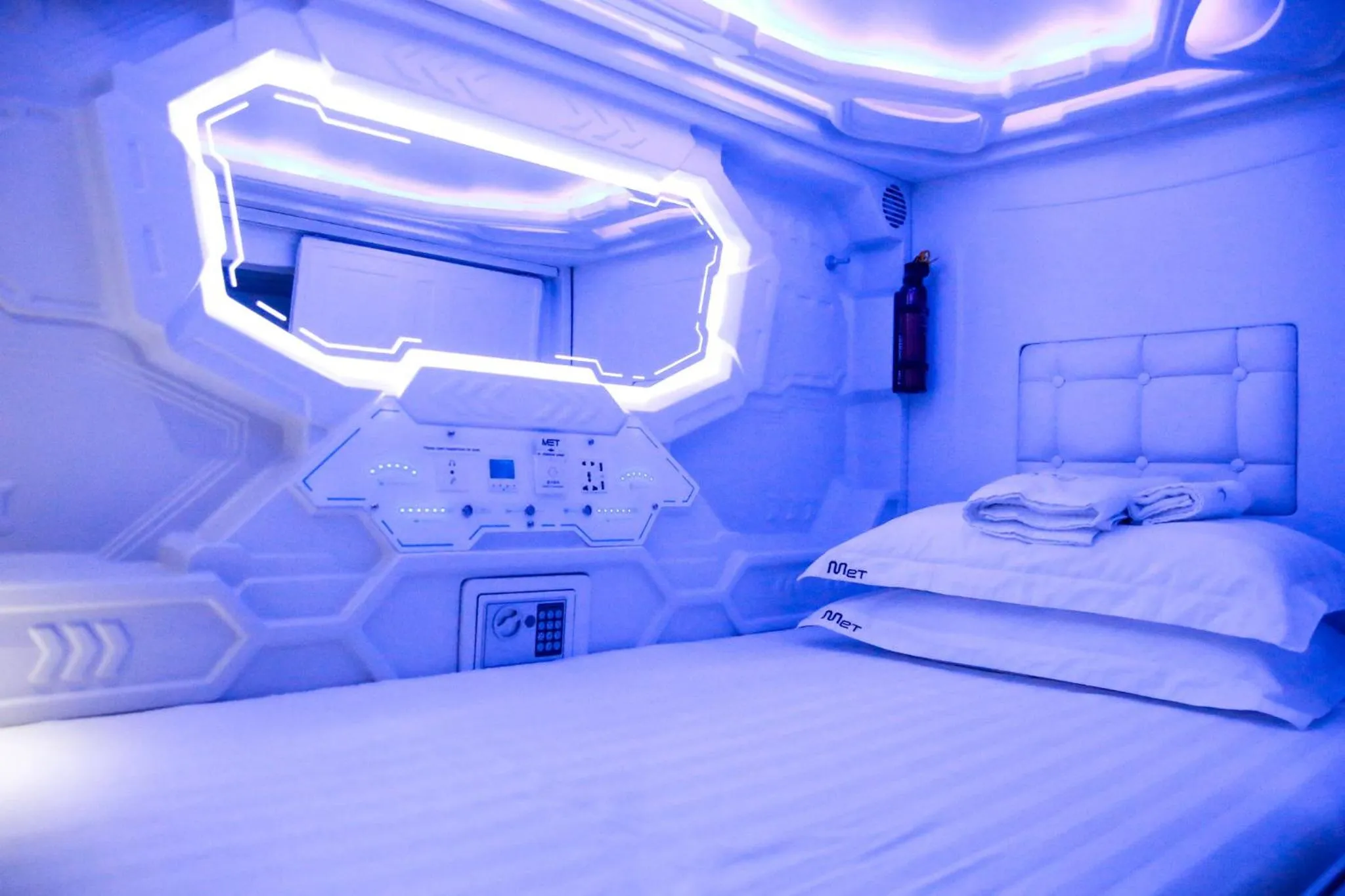 bunk bed, Bed in MET A Space Pod at Arab Street