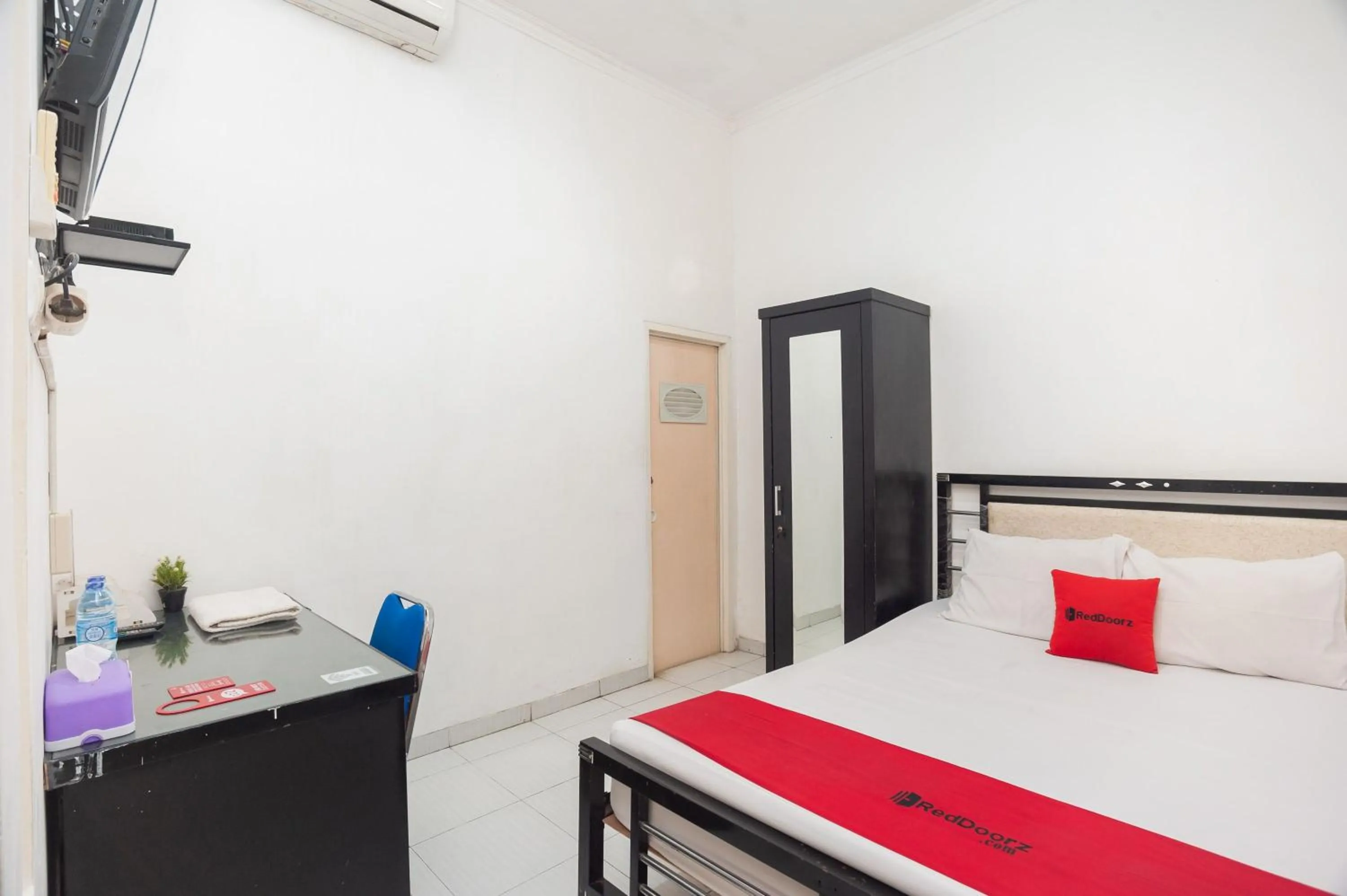 Bedroom, Bed in RedDoorz Syariah near Grand Galaxy Park