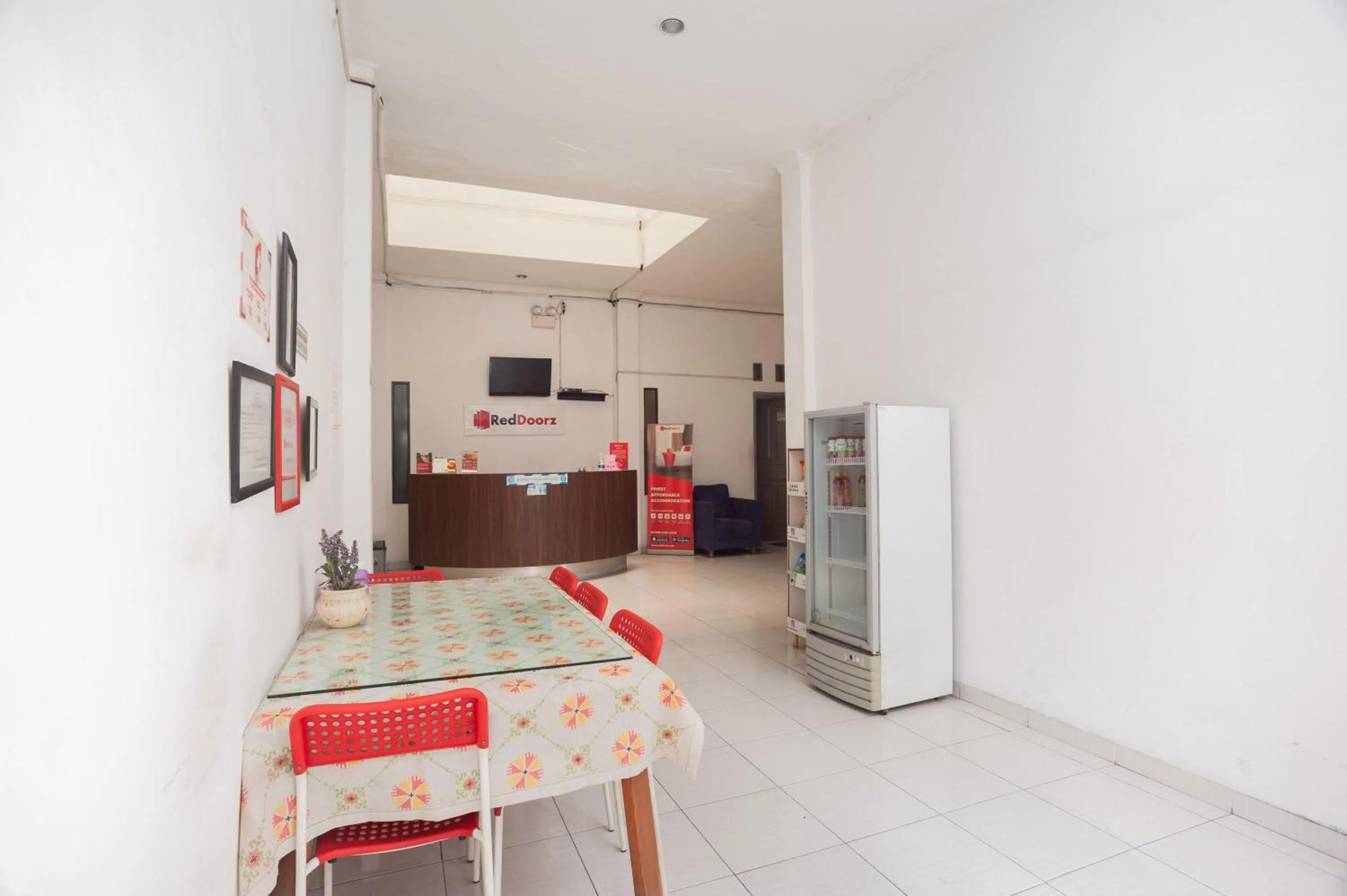 Kitchen or kitchenette in RedDoorz Syariah near Grand Galaxy Park