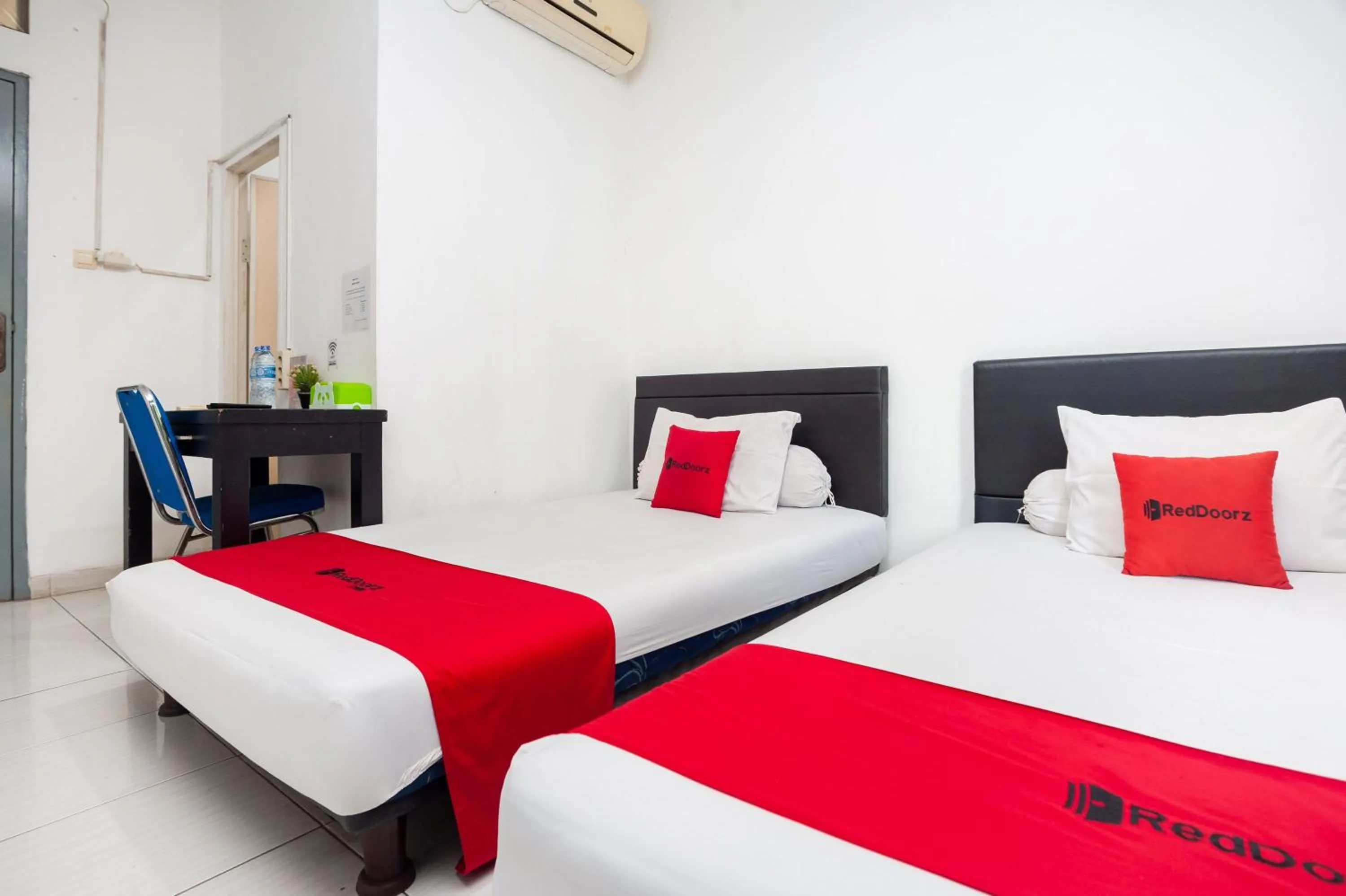 Bedroom, Bed in RedDoorz Syariah near Grand Galaxy Park