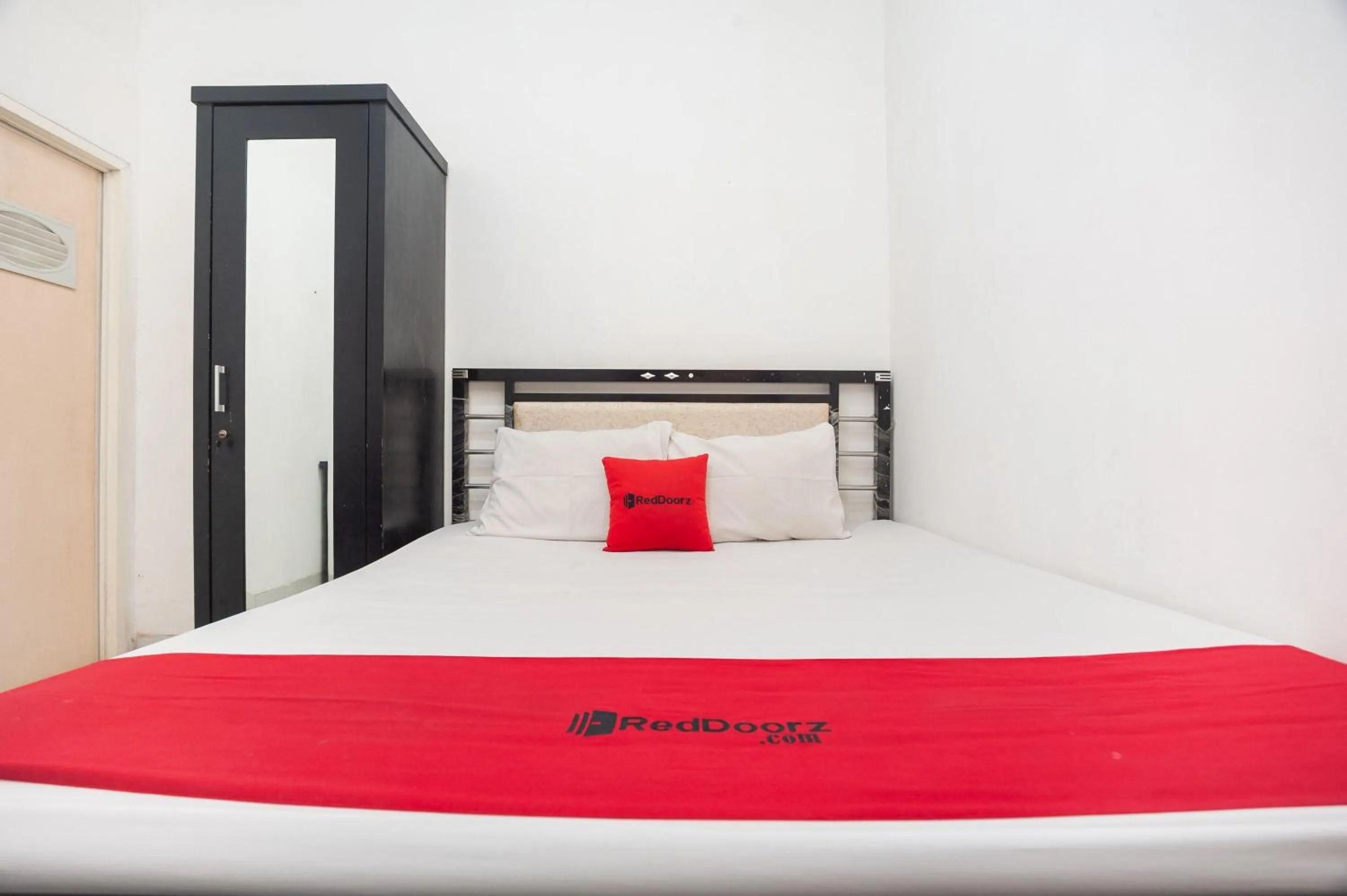 Bedroom, Bed in RedDoorz Syariah near Grand Galaxy Park