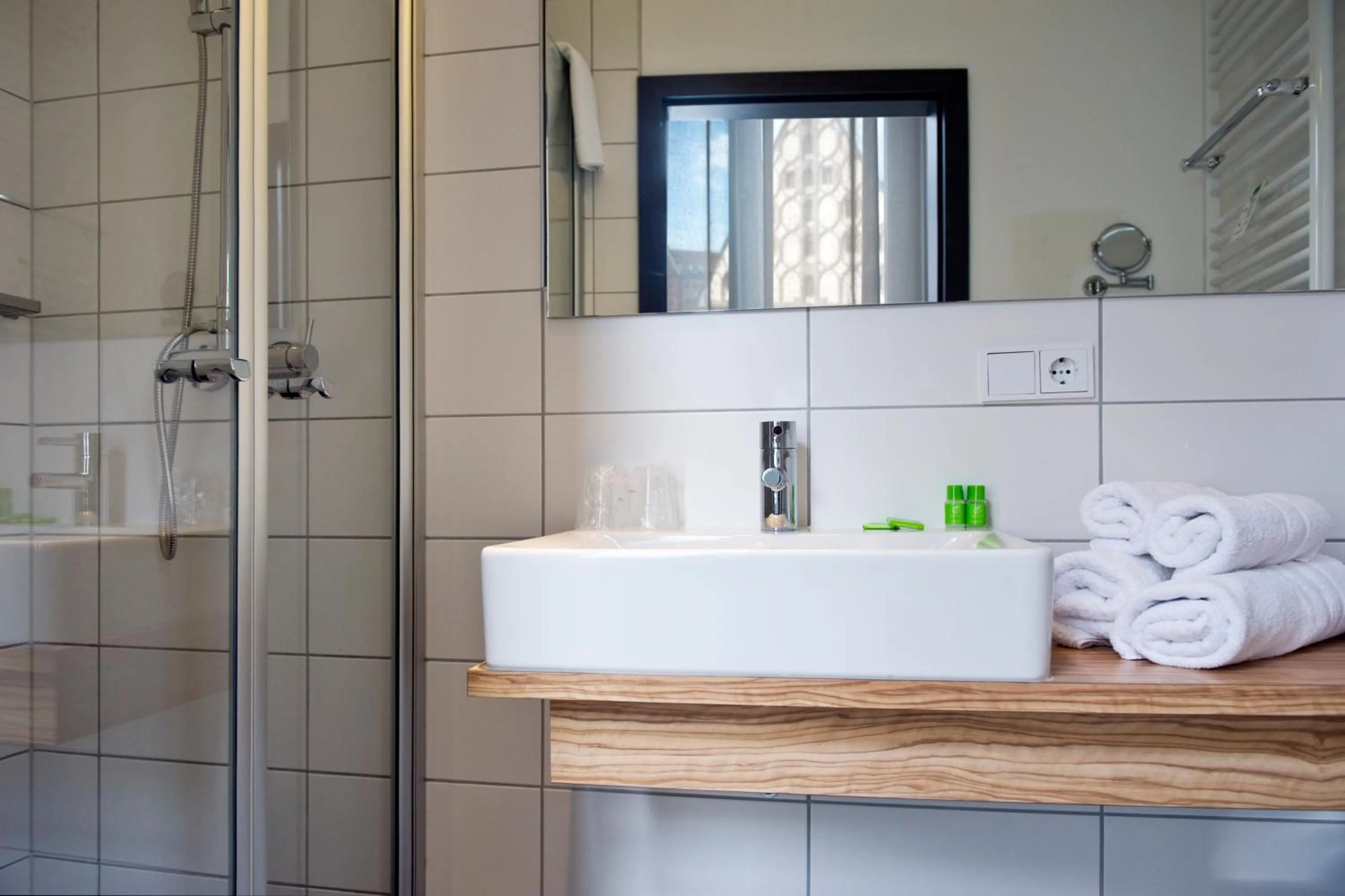 Shower in Gideon Hotel