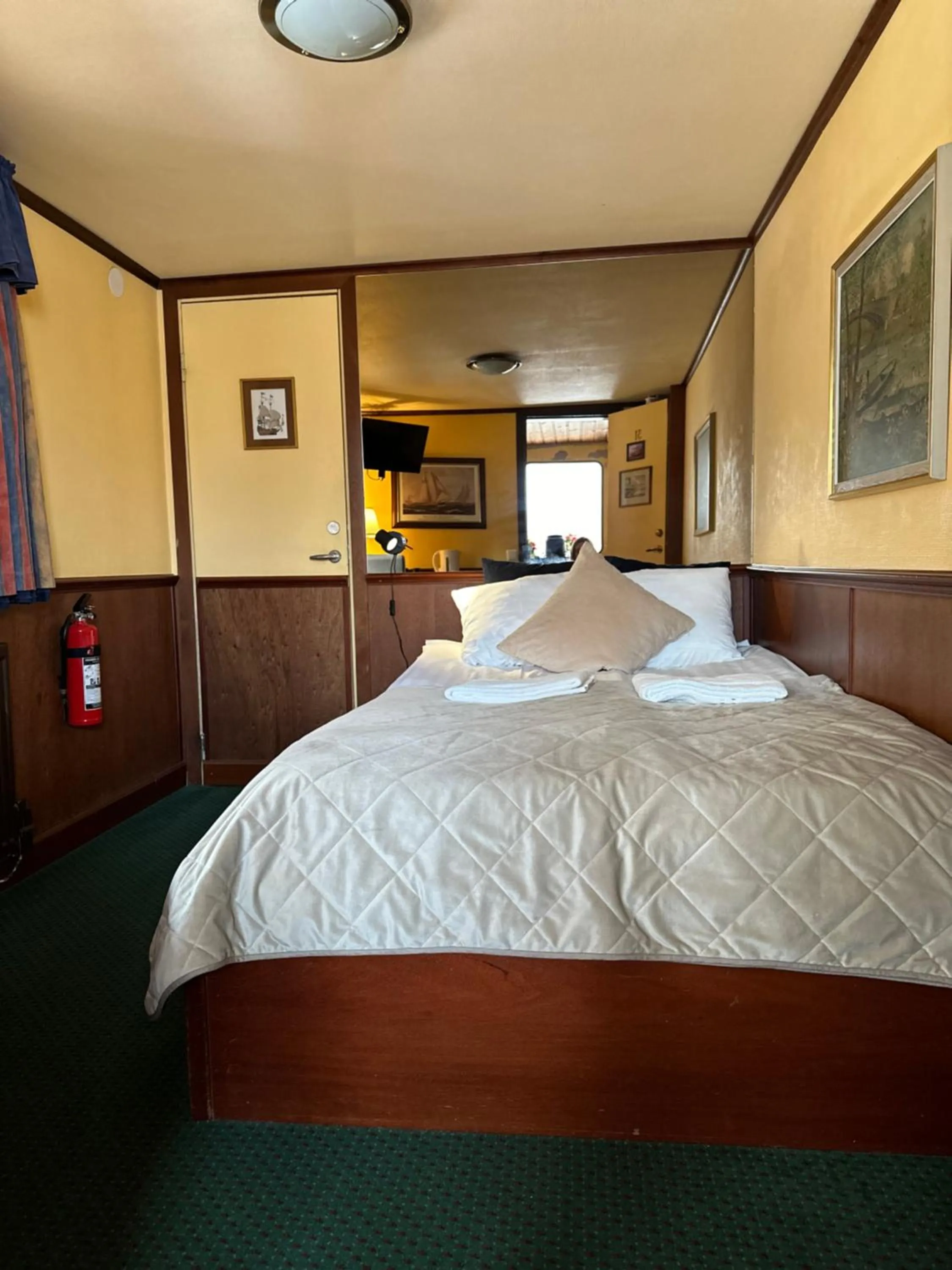 Property building, Bed in Den Röda Båten