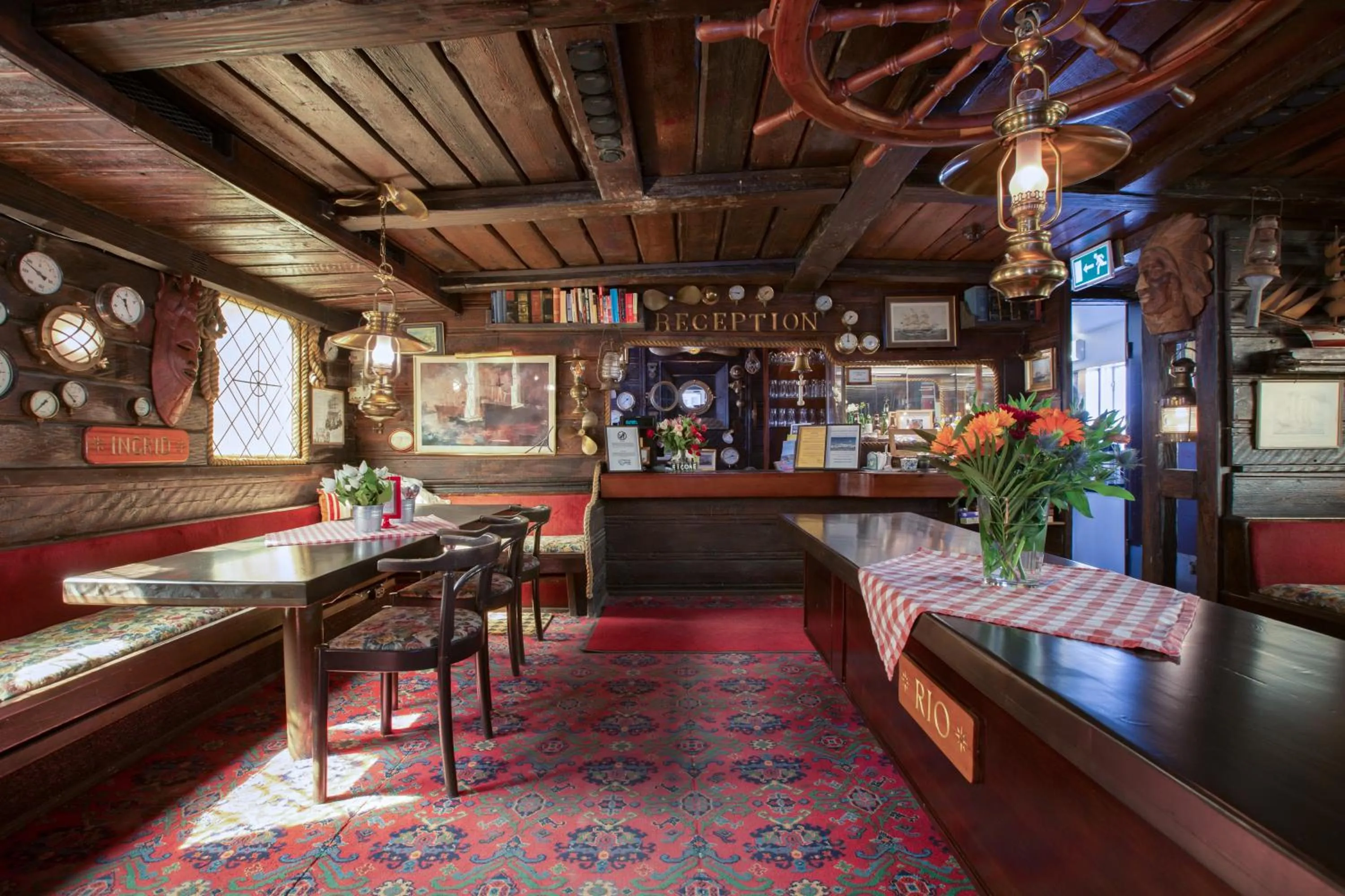 Restaurant/places to eat in Den Röda Båten