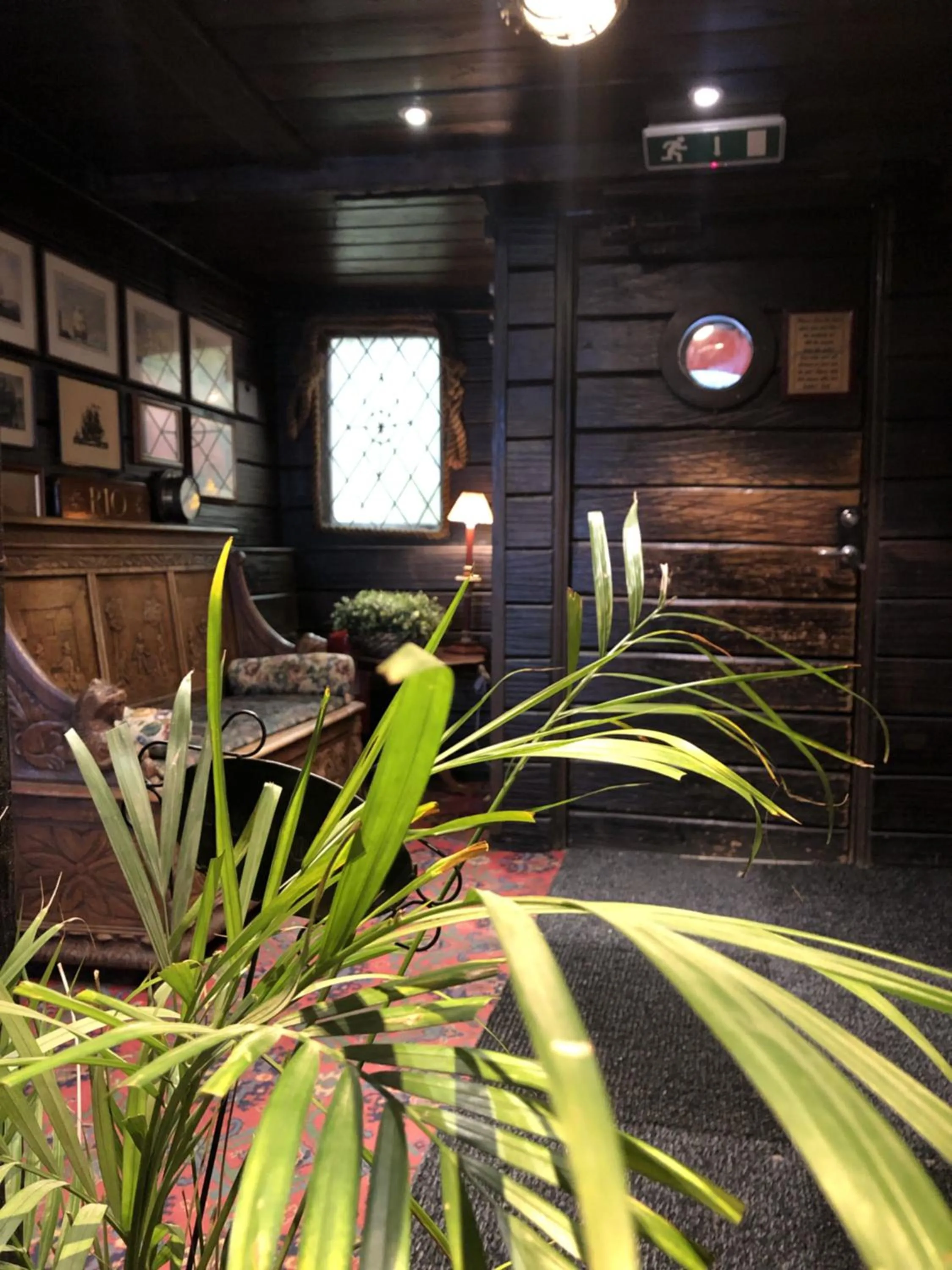 Decorative detail in Den Röda Båten