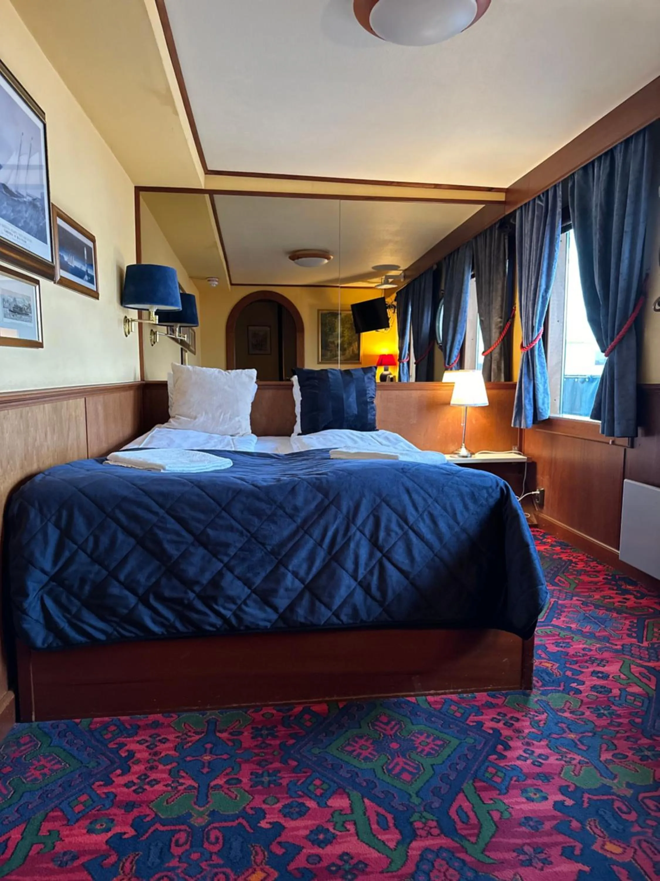 Property building, Bed in Den Röda Båten