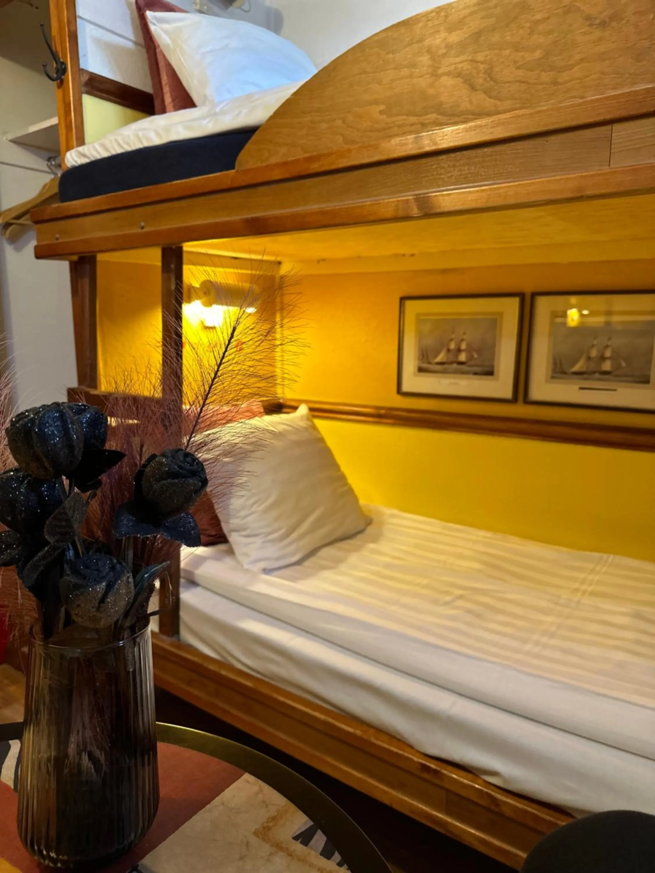 Property building, Bed in Den Röda Båten