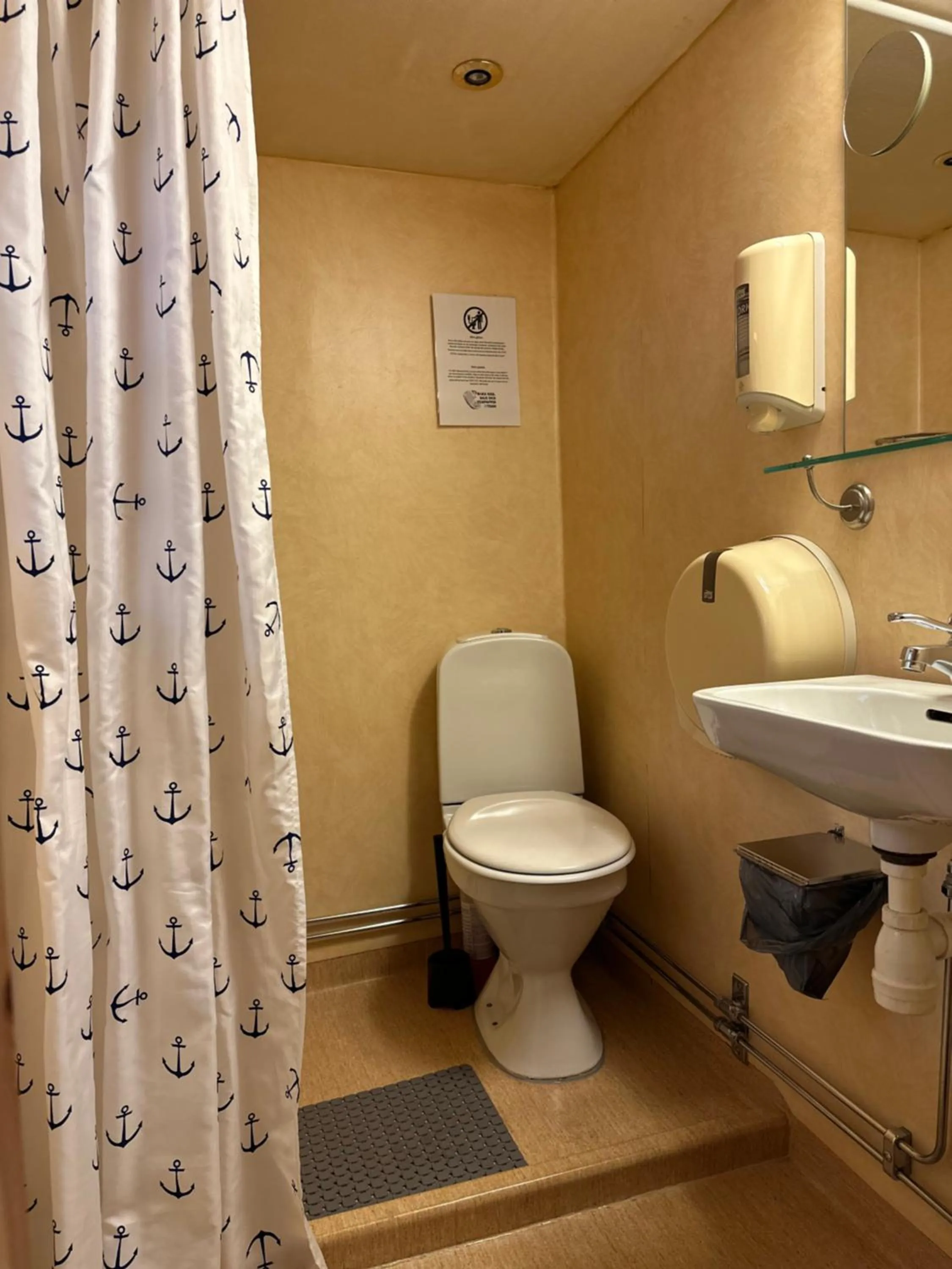 Bathroom in Den Röda Båten