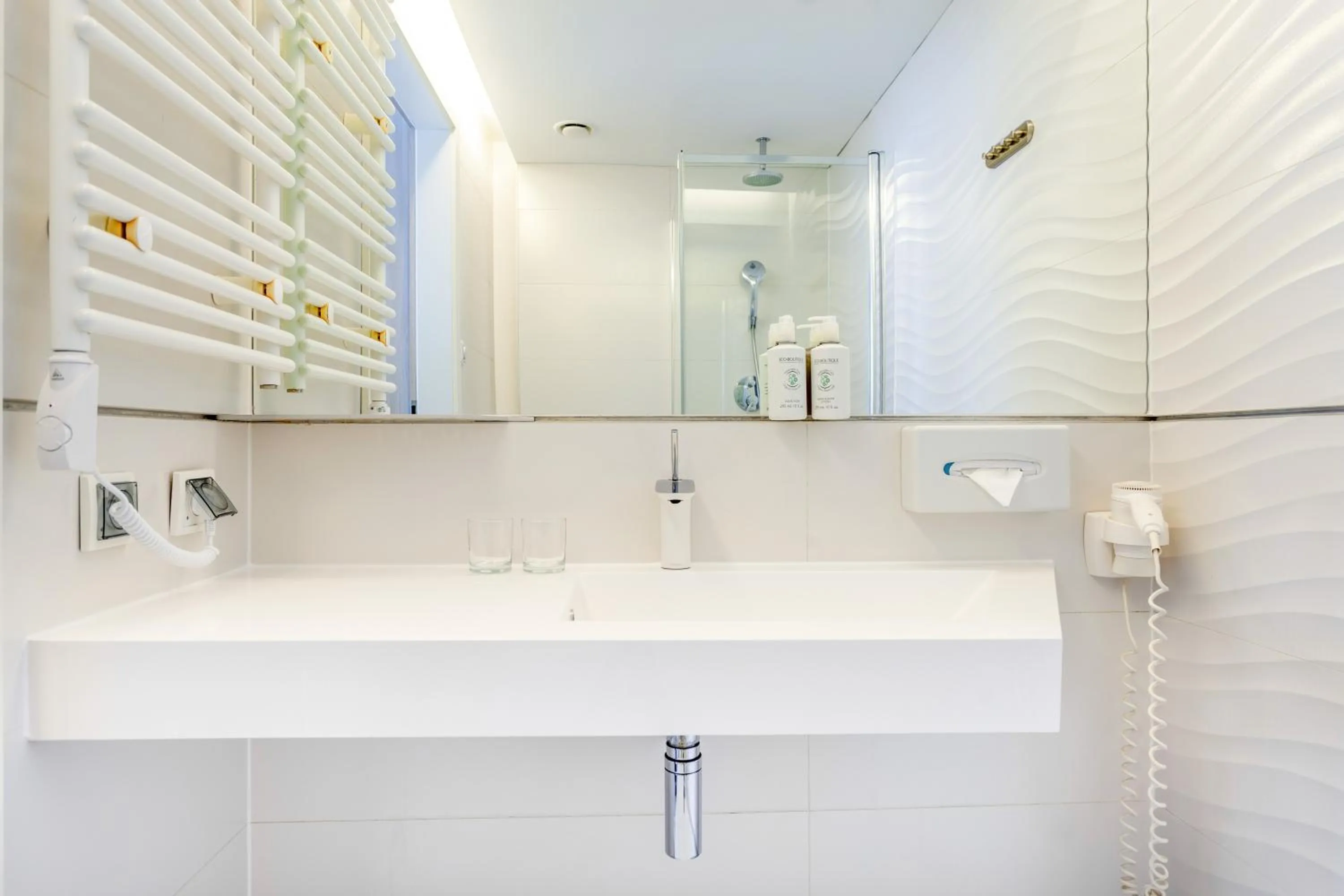 Bathroom in Ultra Marine by Zdrojowa