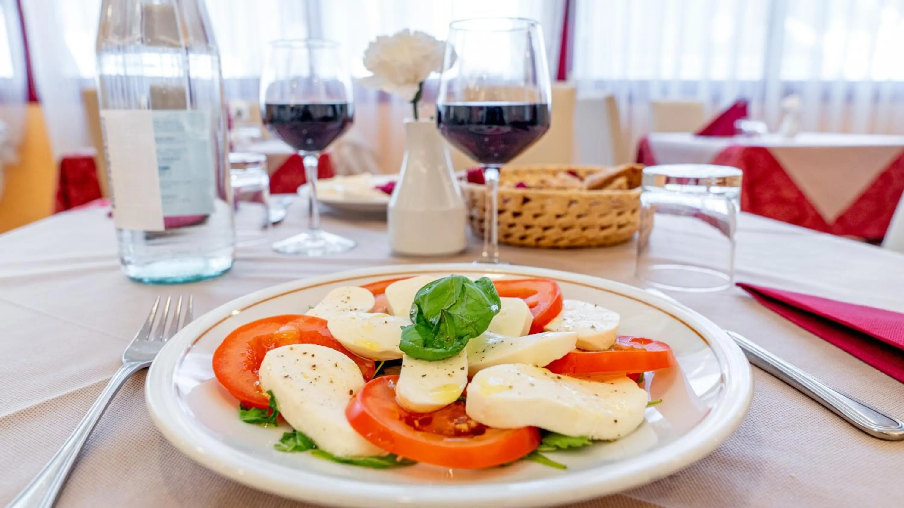 Restaurant/places to eat in Hotel Nobel