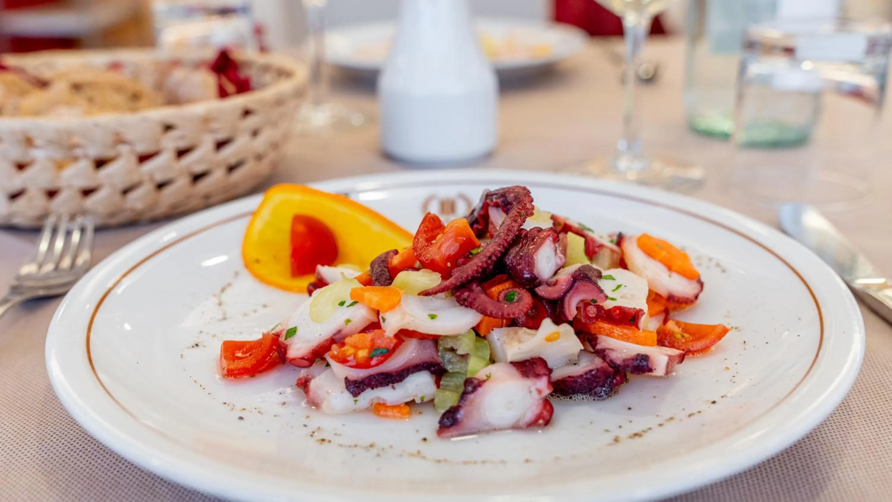 Restaurant/places to eat in Hotel Nobel