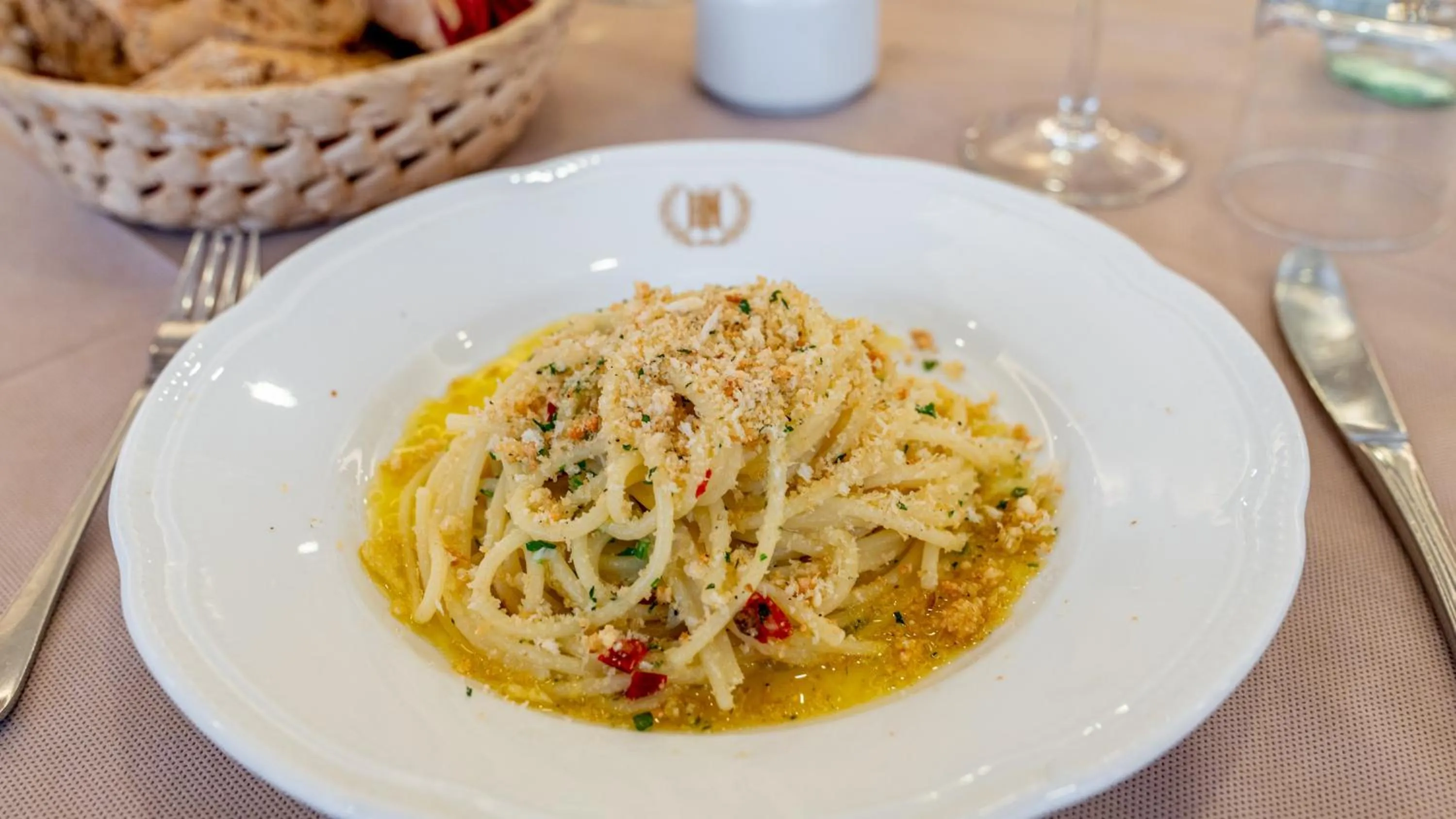 Restaurant/places to eat in Hotel Nobel