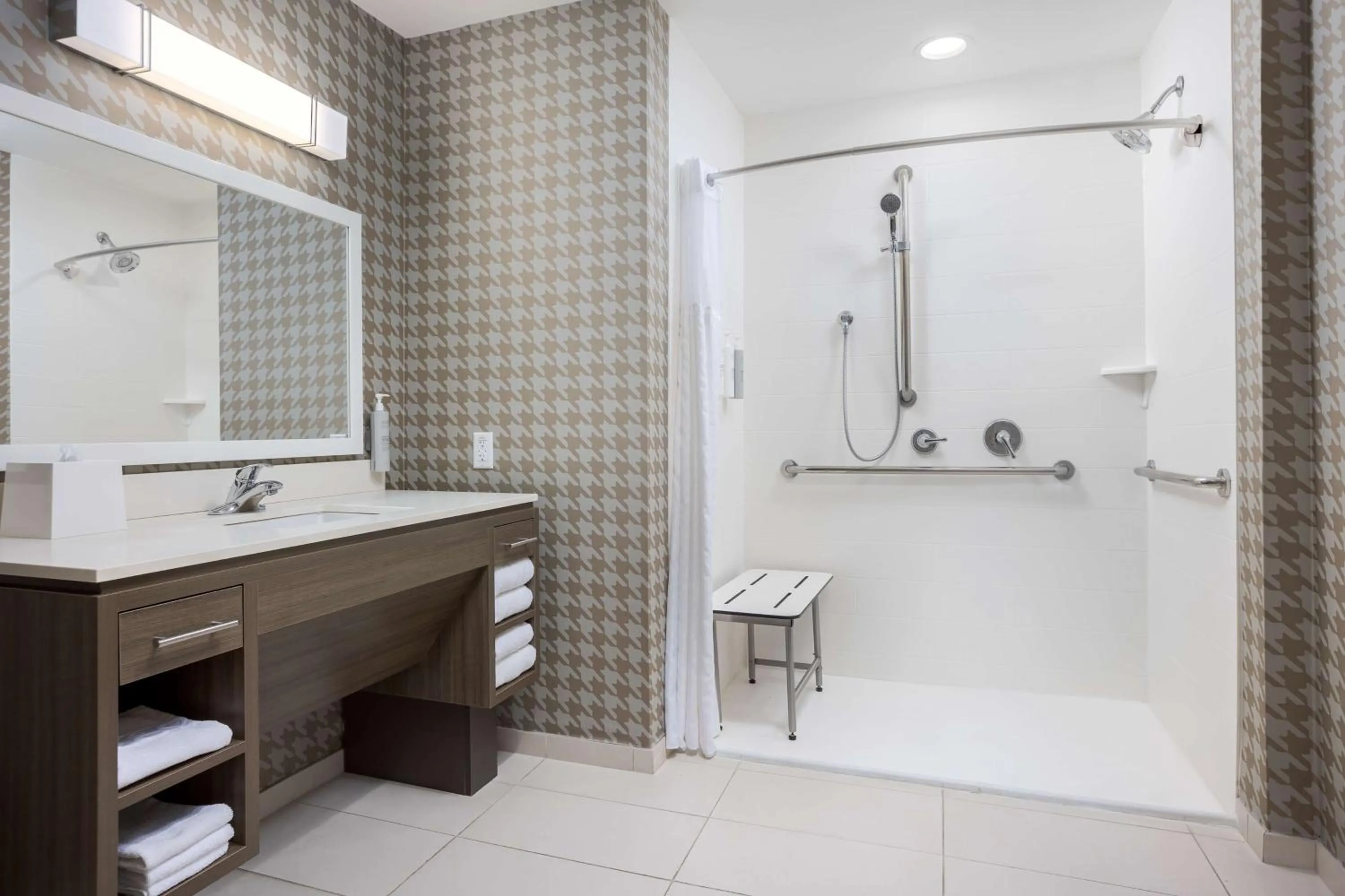 Bathroom in Home2 Suites By Hilton Clermont
