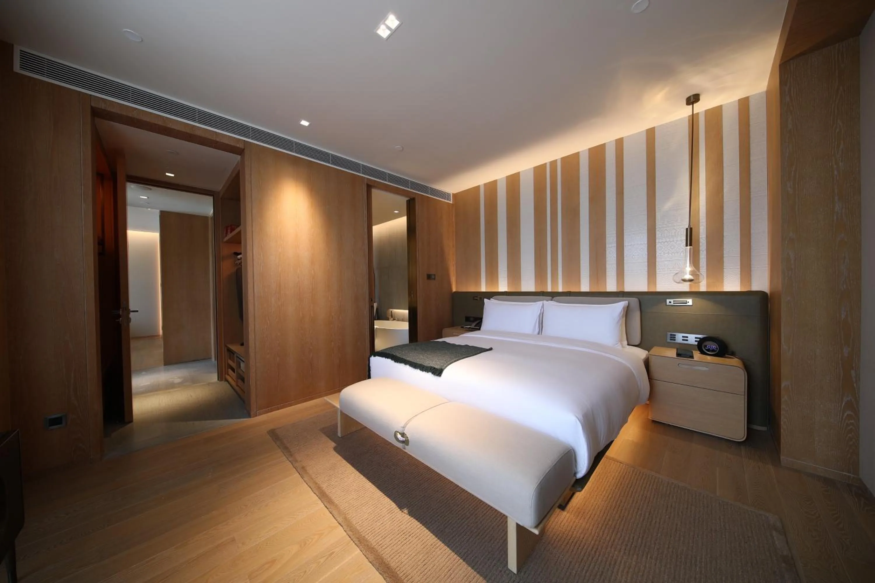 Photo of the whole room, Bed in Joyze Hotel Xiamen, Curio Collection By Hilton