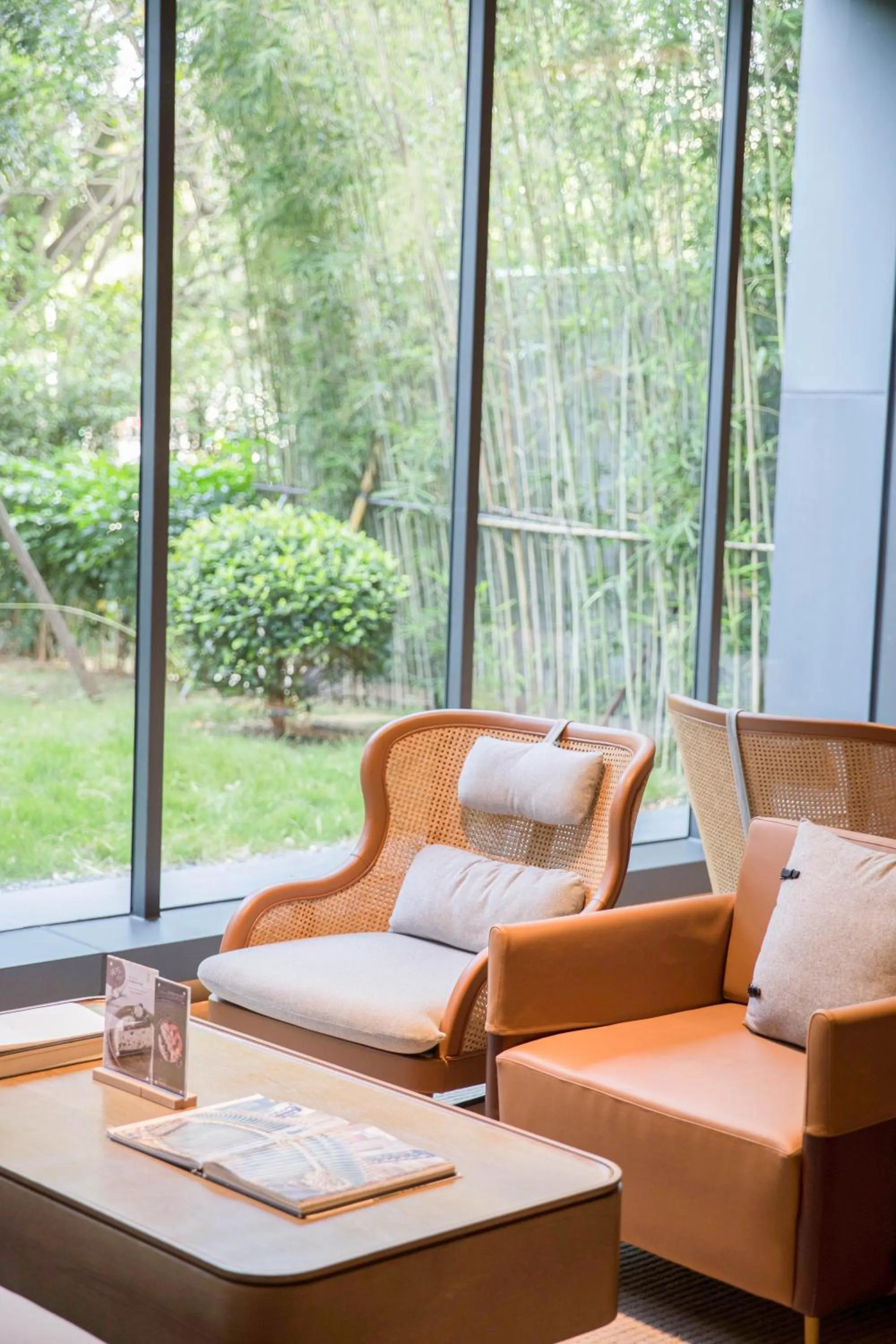 Living room in Joyze Hotel Xiamen, Curio Collection By Hilton