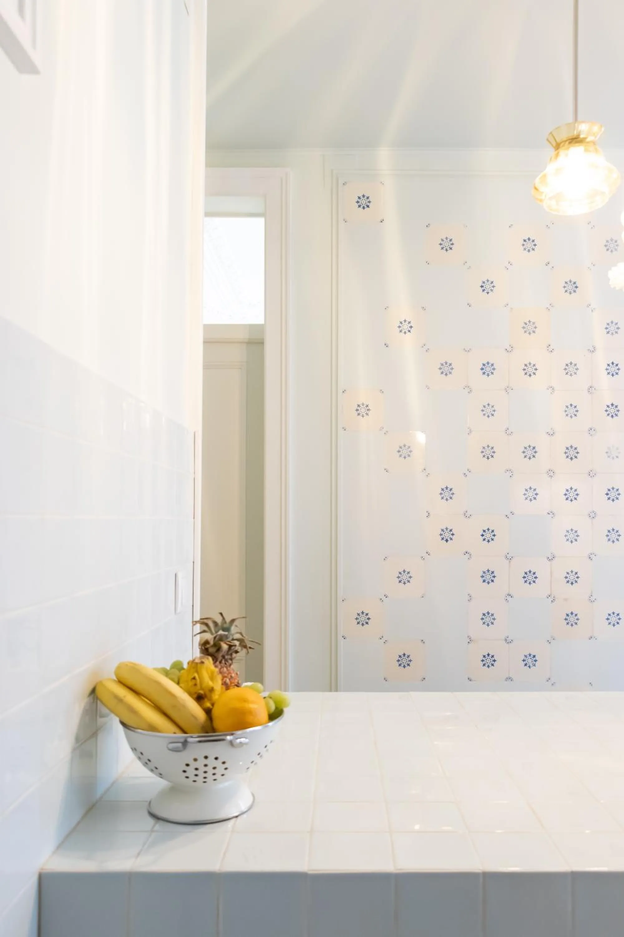 Communal kitchen, Bed in 1898 Home & Suites