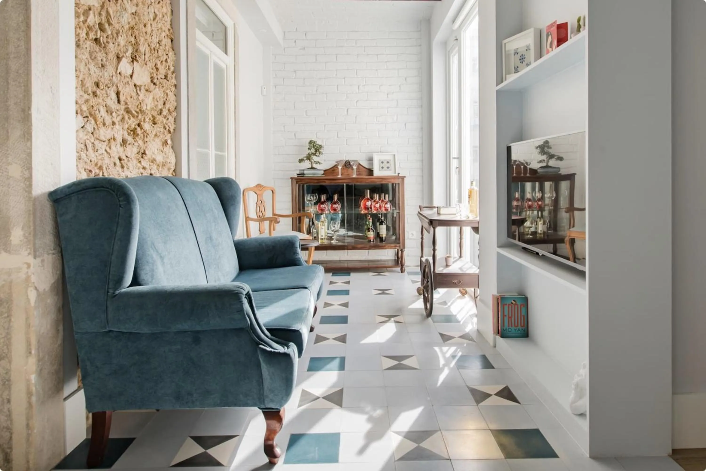 Communal lounge/ TV room in 1898 Home & Suites