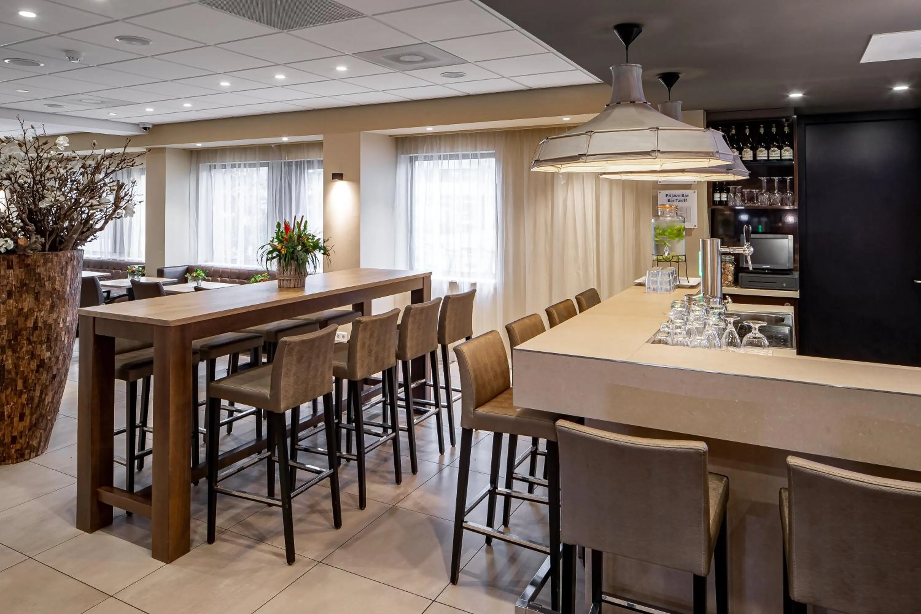 Lounge or bar in Holiday Inn Express Amsterdam - South by IHG