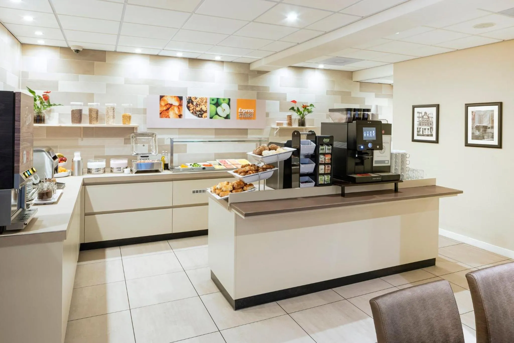 Restaurant/places to eat in Holiday Inn Express Amsterdam - South by IHG