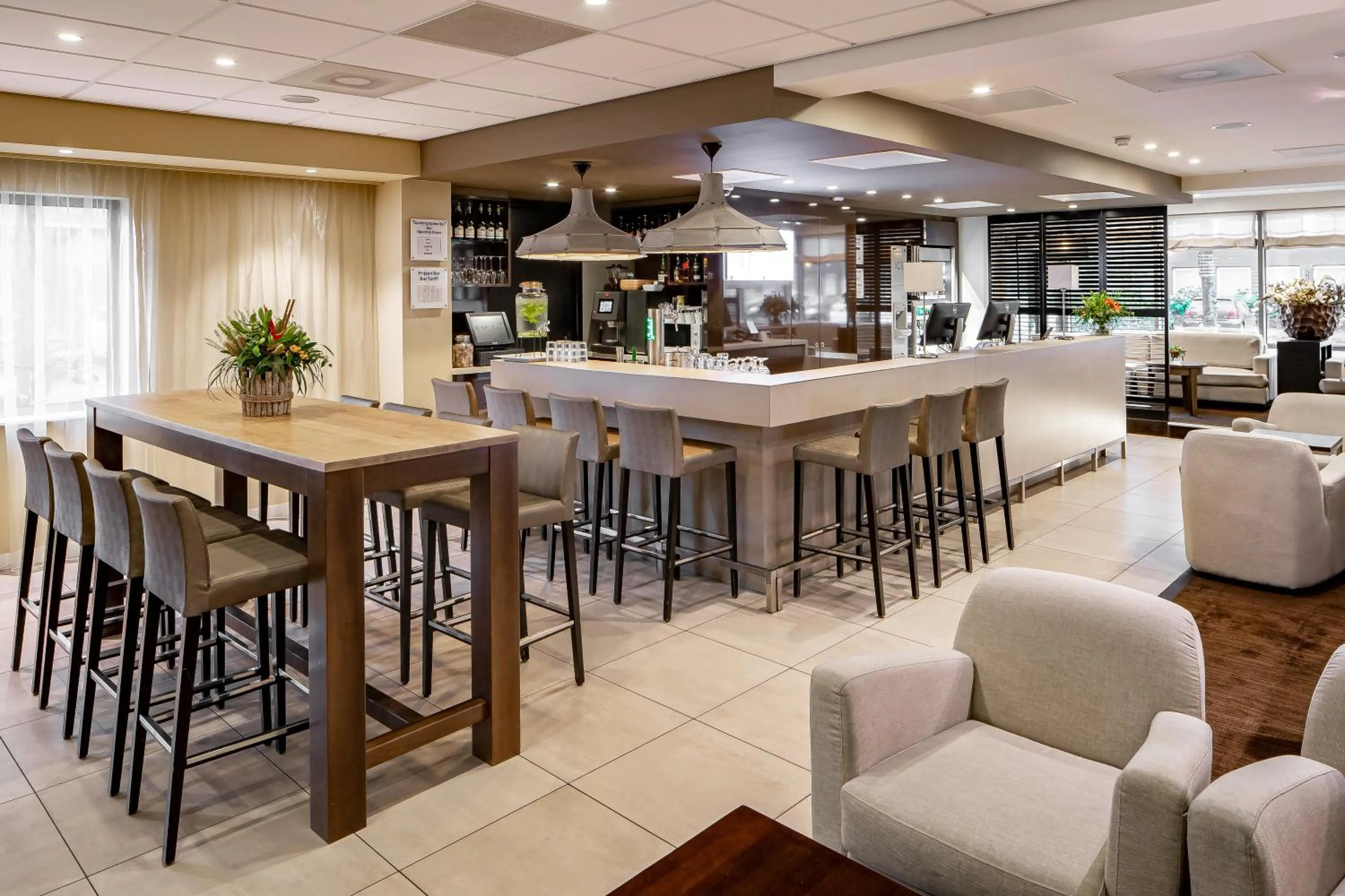 Lounge or bar in Holiday Inn Express Amsterdam - South by IHG