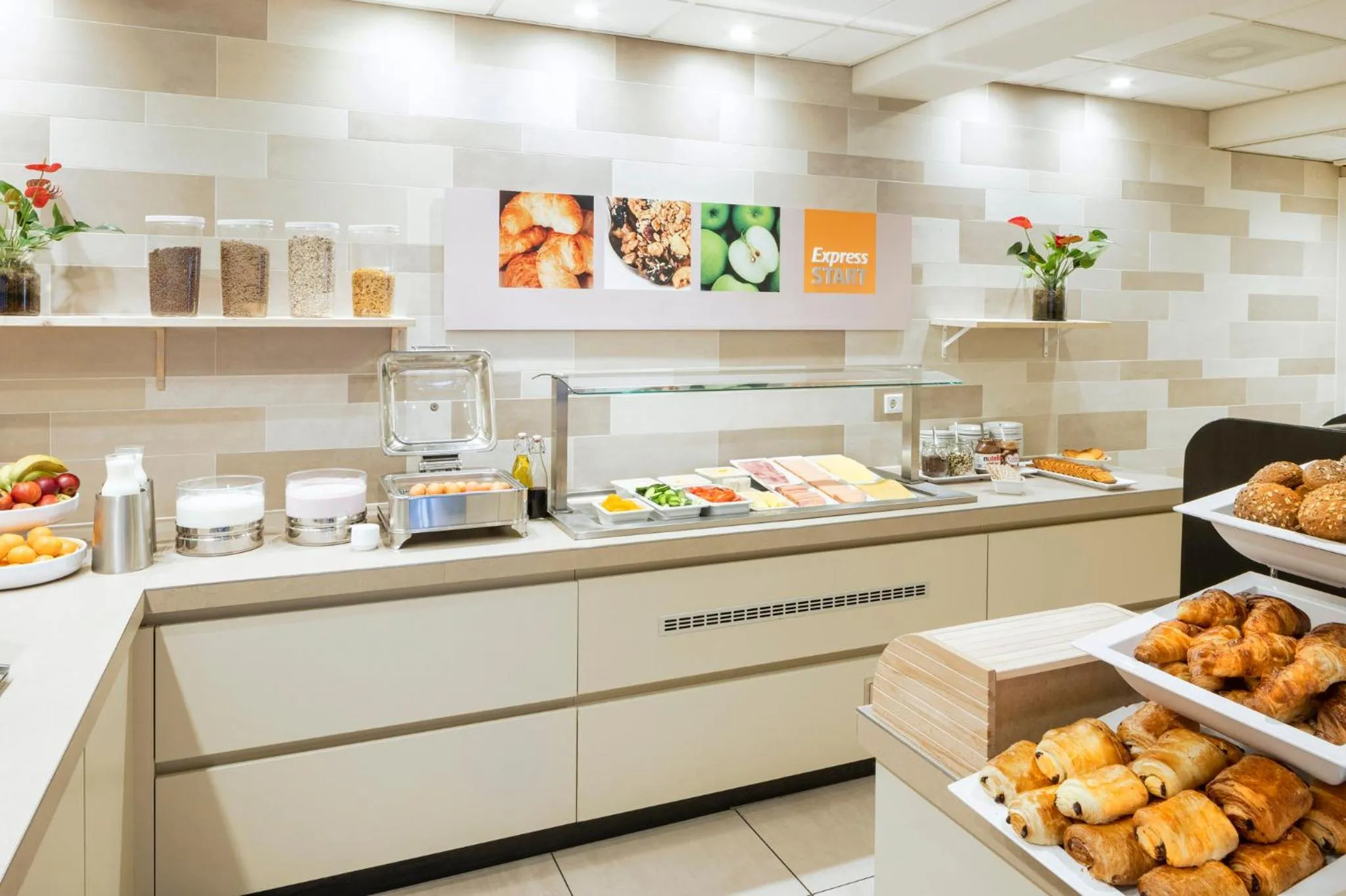 Breakfast in Holiday Inn Express Amsterdam - South by IHG