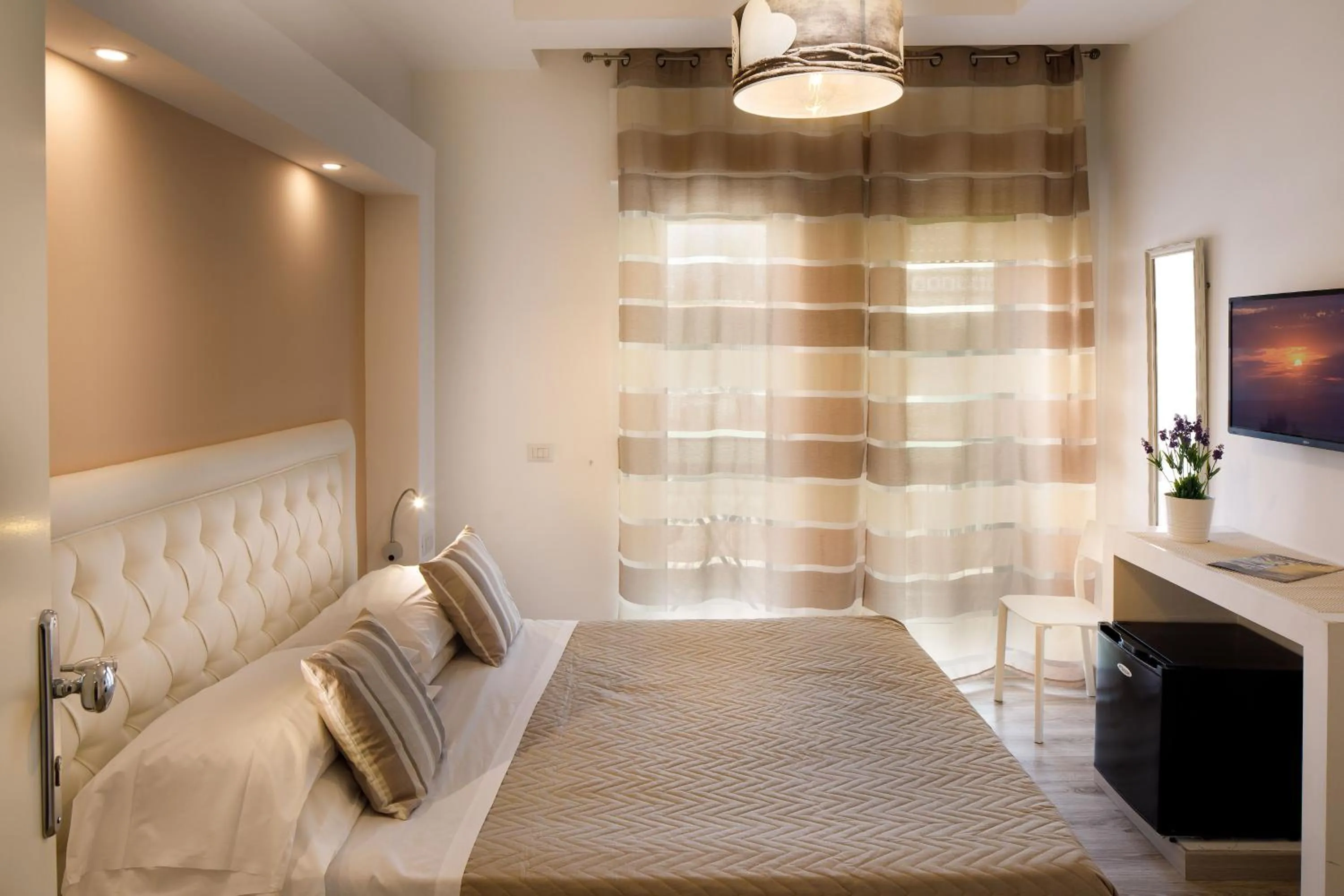 Photo of the whole room, Bed in Sorrento Comfort Rooms con piscina