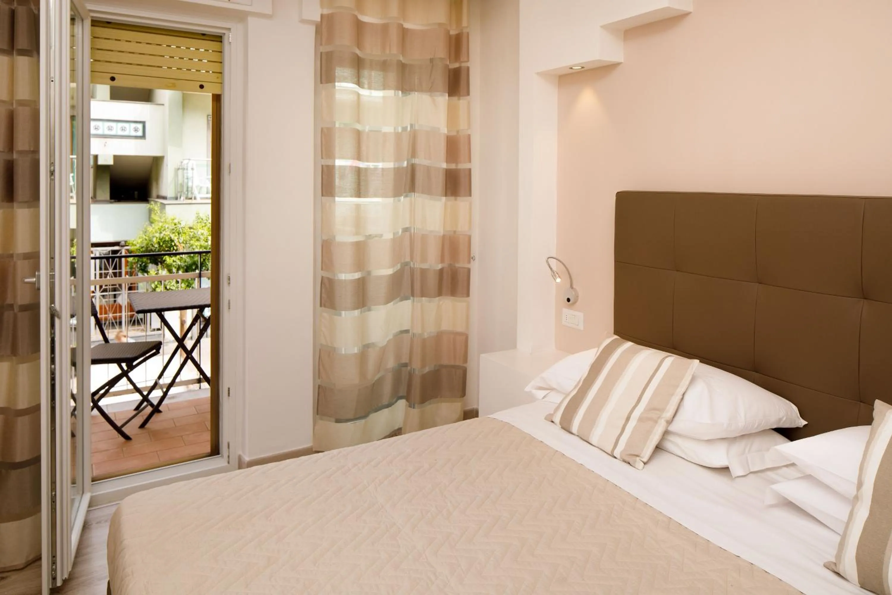 Photo of the whole room, Bed in Sorrento Comfort Rooms con piscina