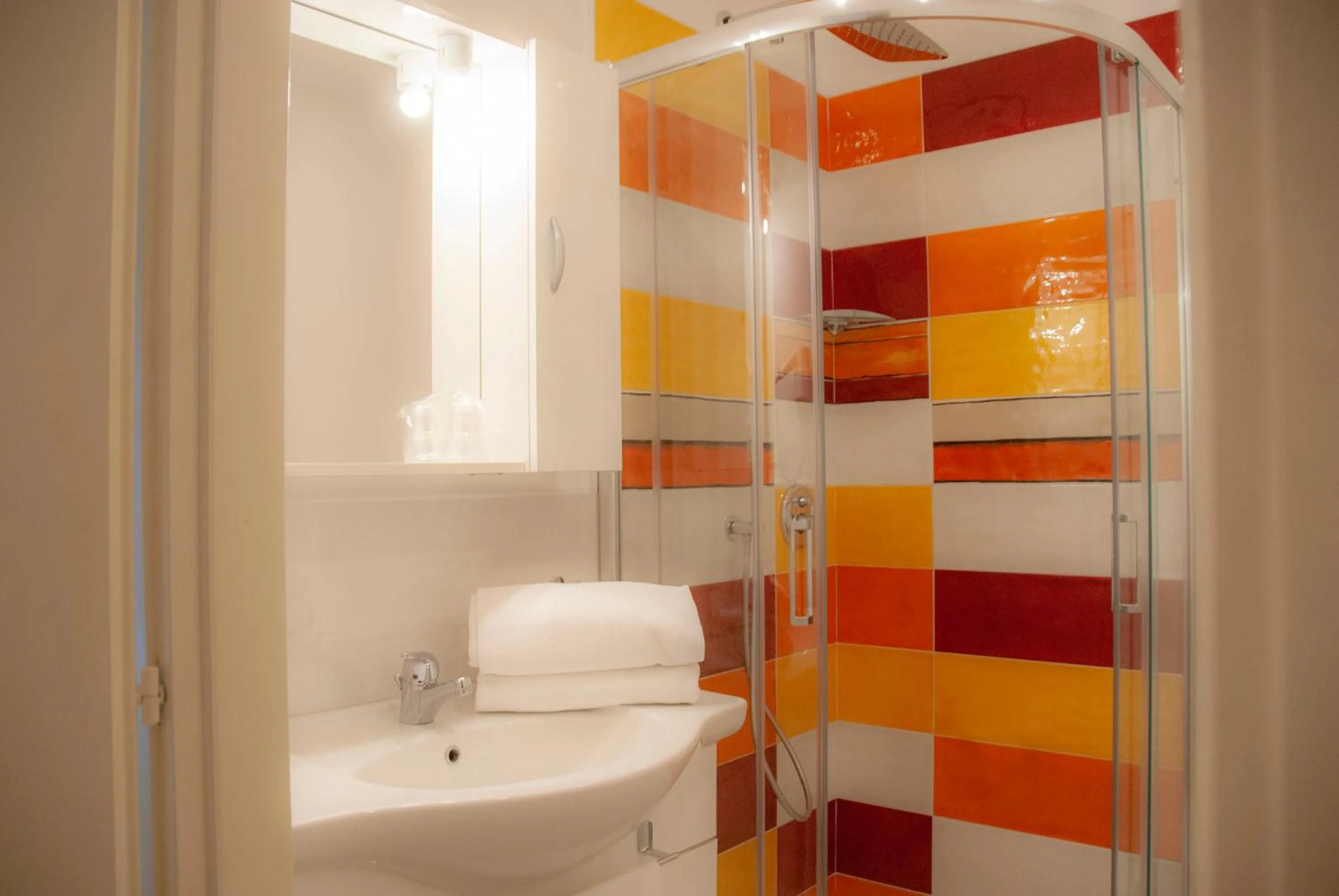 Shower in Sorrento Comfort Rooms con piscina