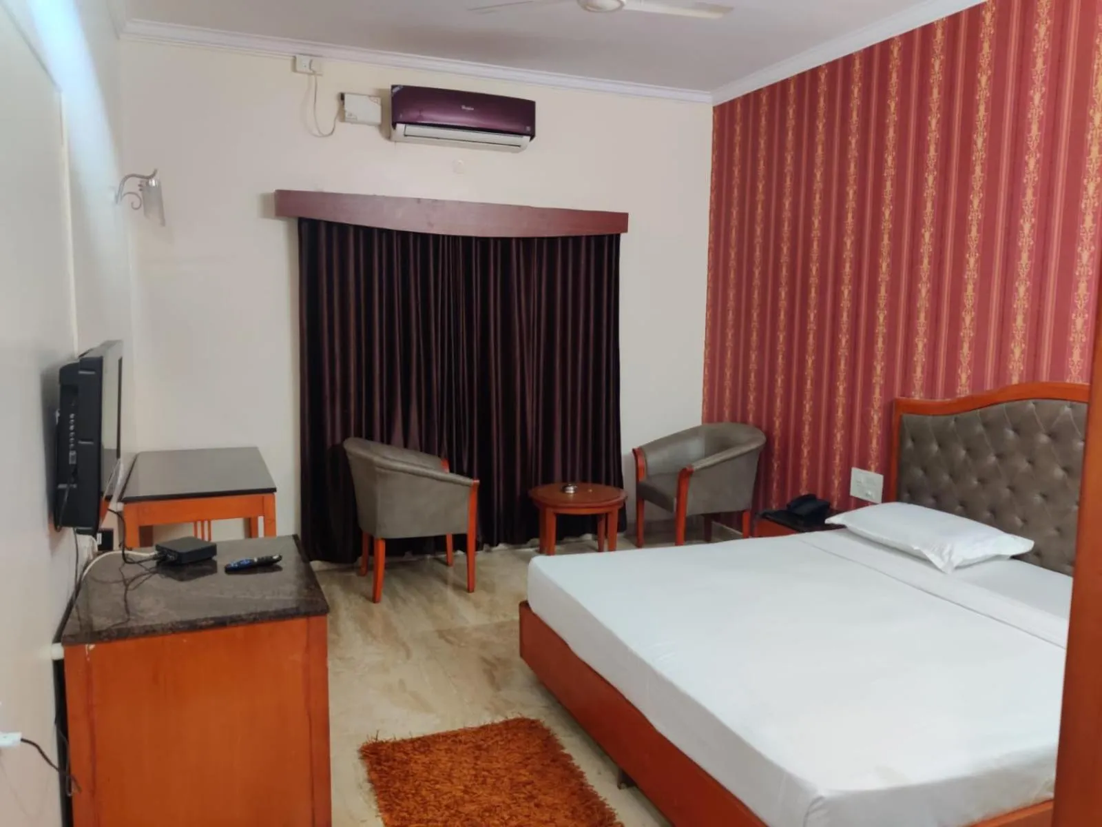 Communal lounge/ TV room, Bed in Hotel Chetan International