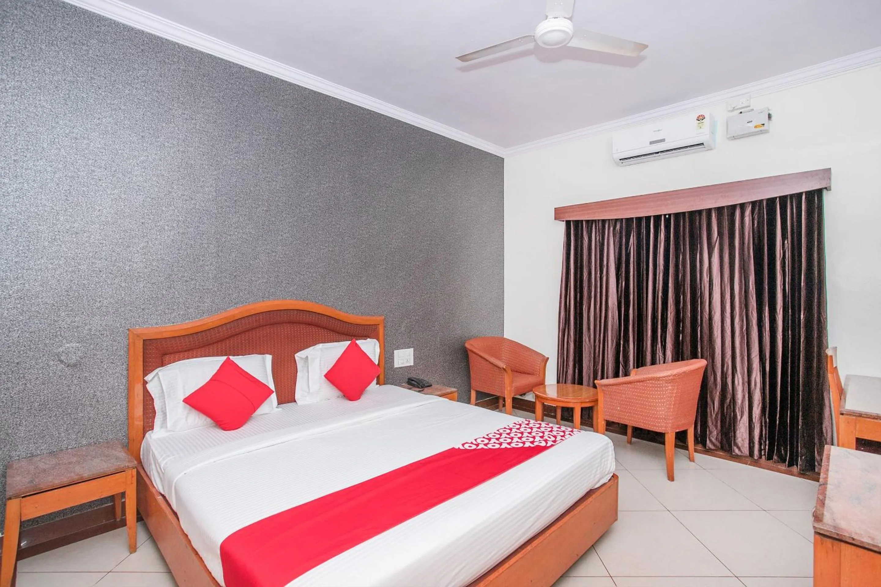 Bedroom, Bed in Hotel Chetan International