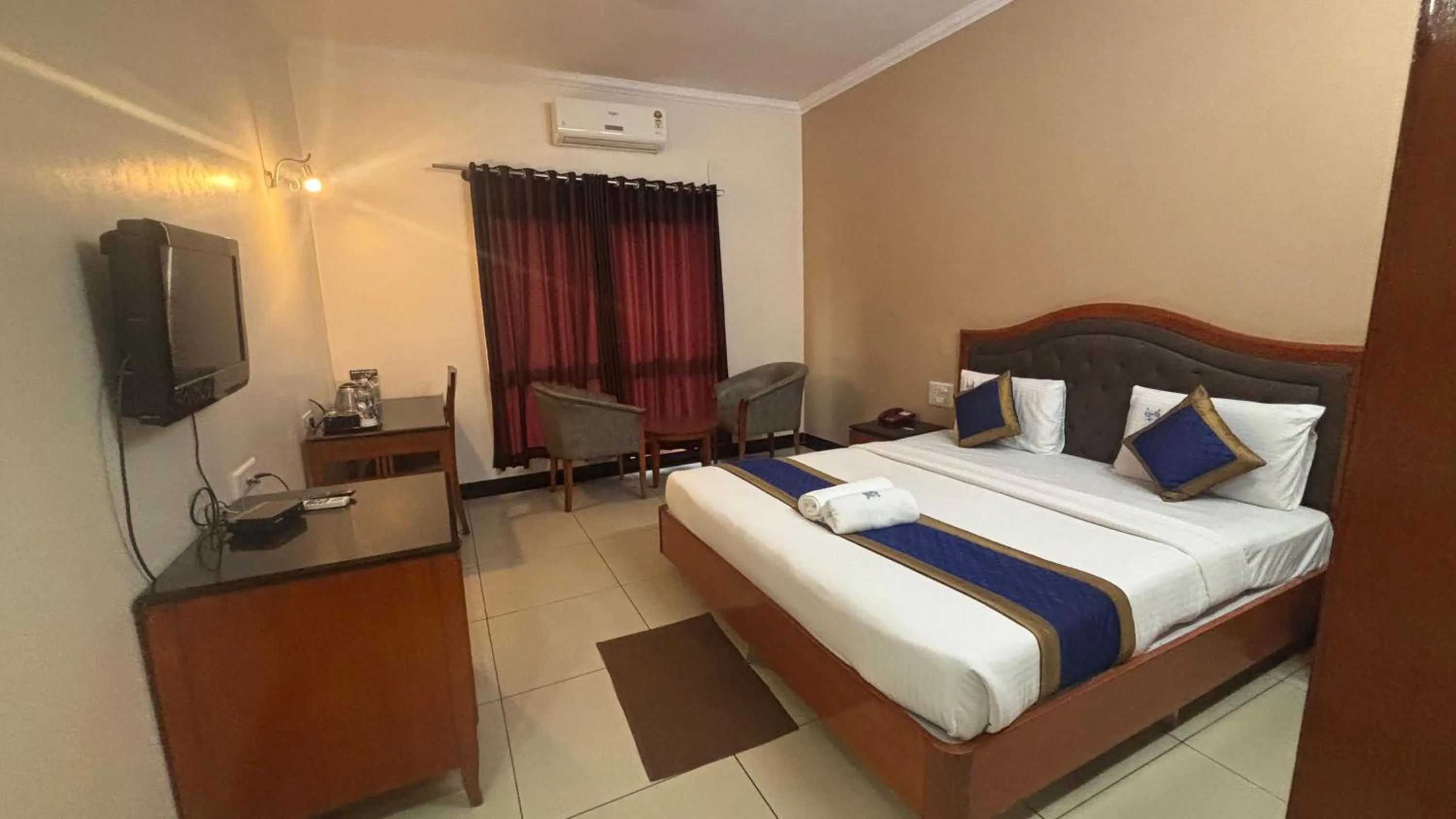 Communal lounge/ TV room, Bed in Hotel Chetan International