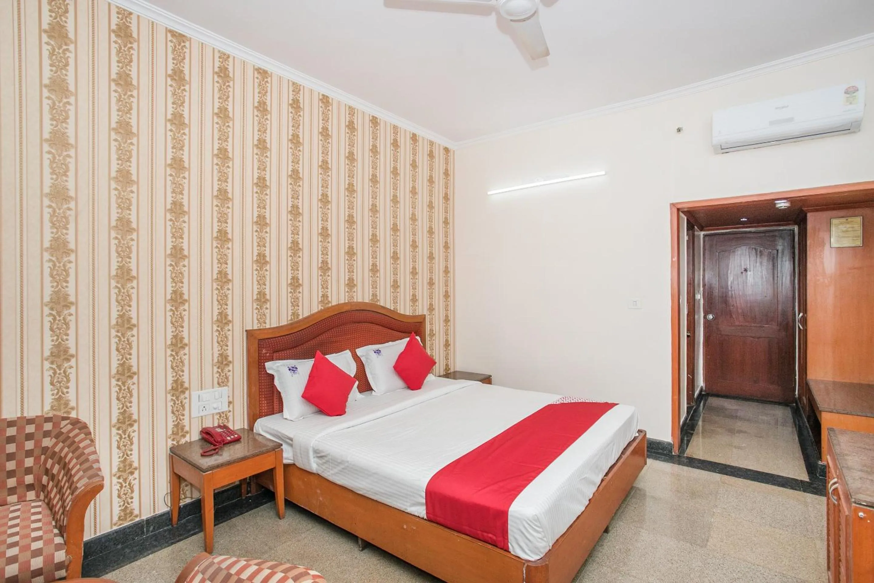 Bedroom, Bed in Hotel Chetan International