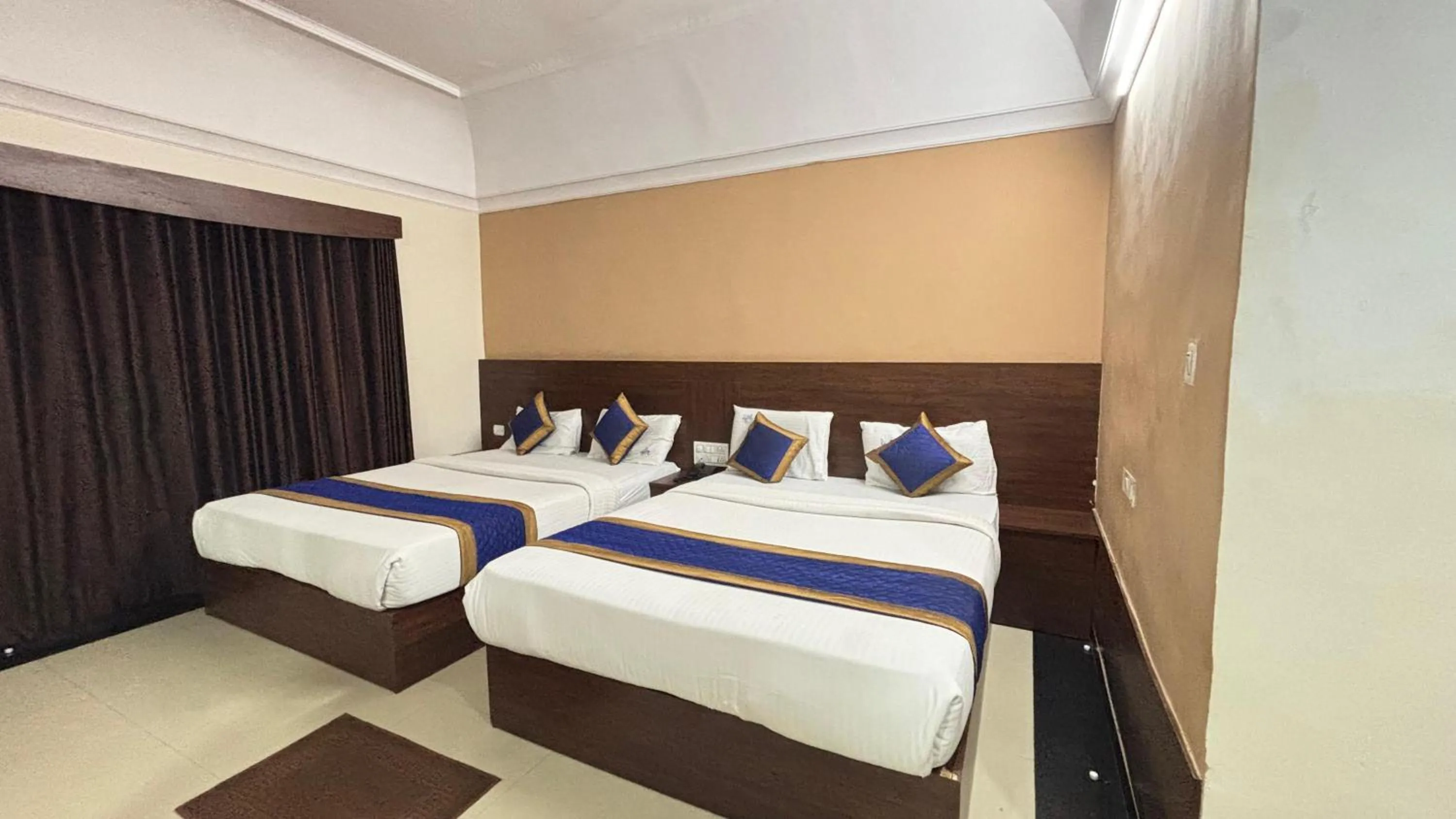 Bed in Hotel Chetan International