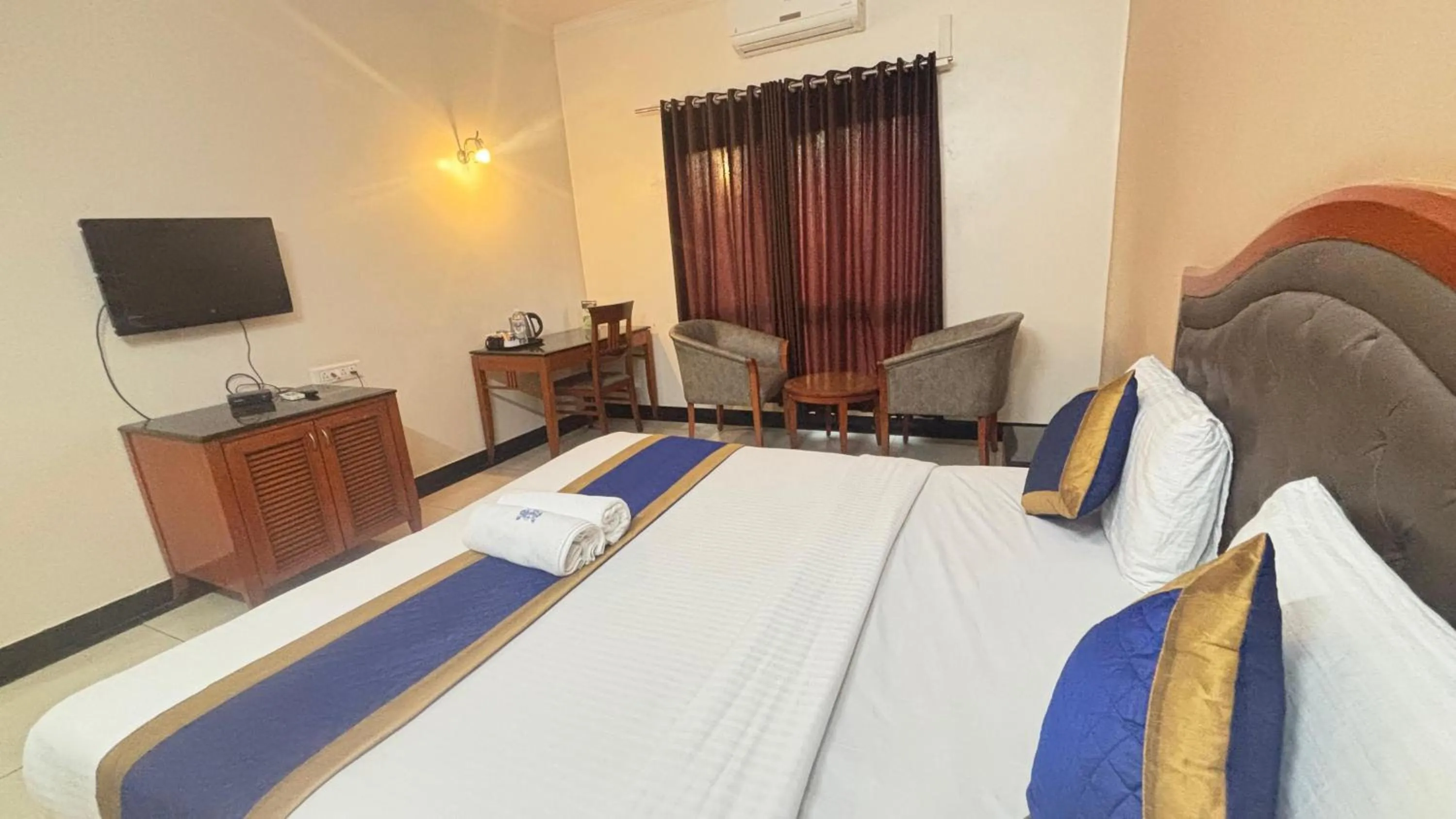 Communal lounge/ TV room, Bed in Hotel Chetan International