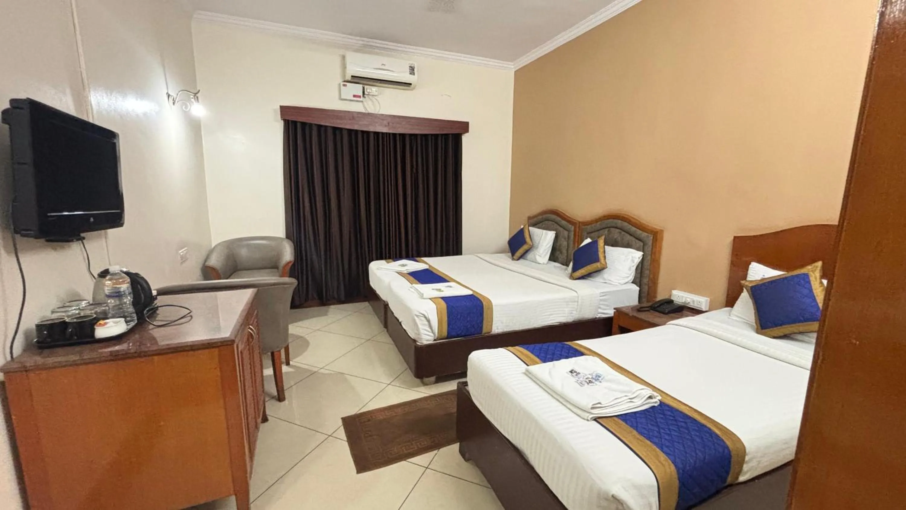 Communal lounge/ TV room, Bed in Hotel Chetan International