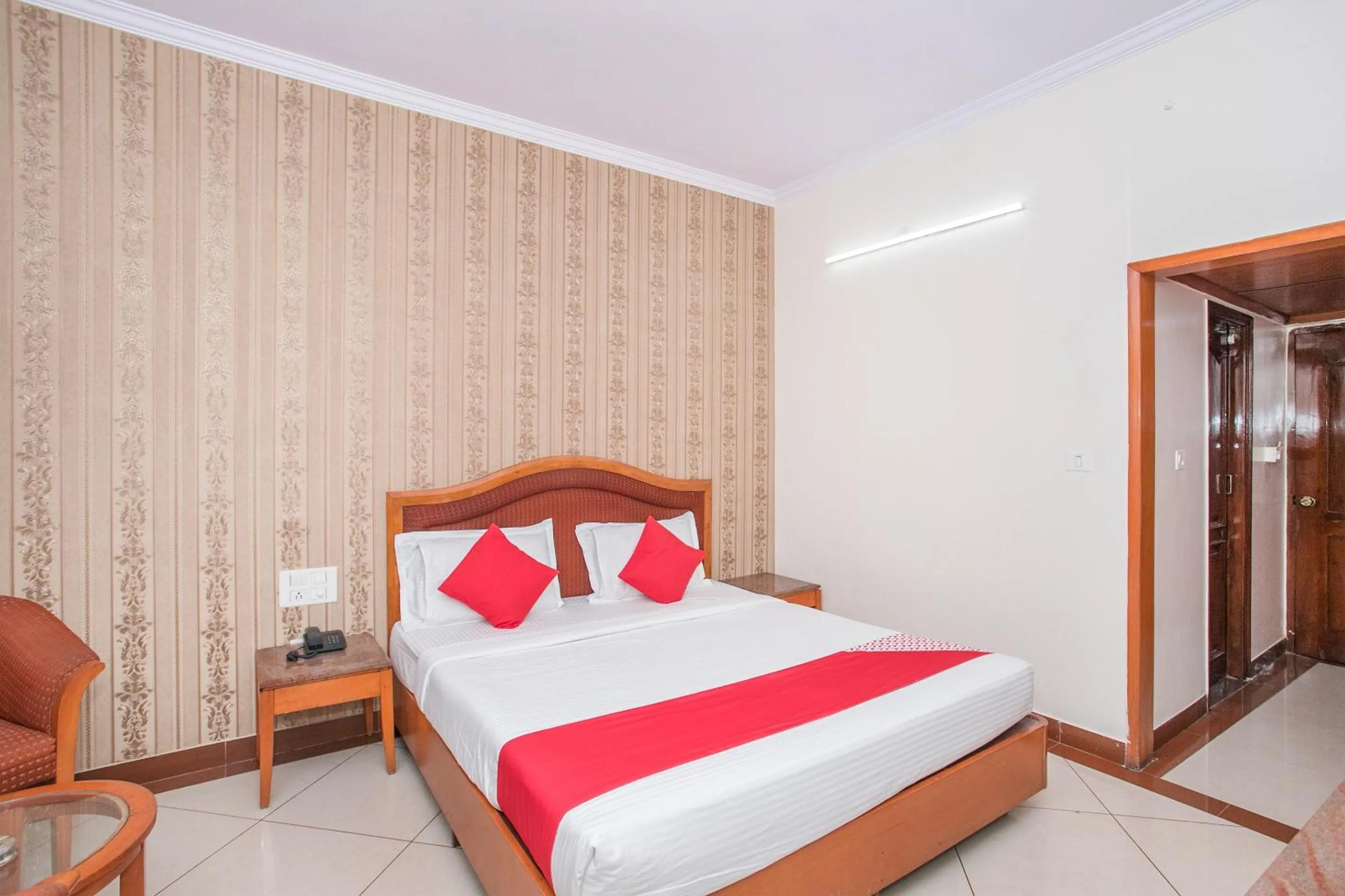 Bedroom, Bed in Hotel Chetan International